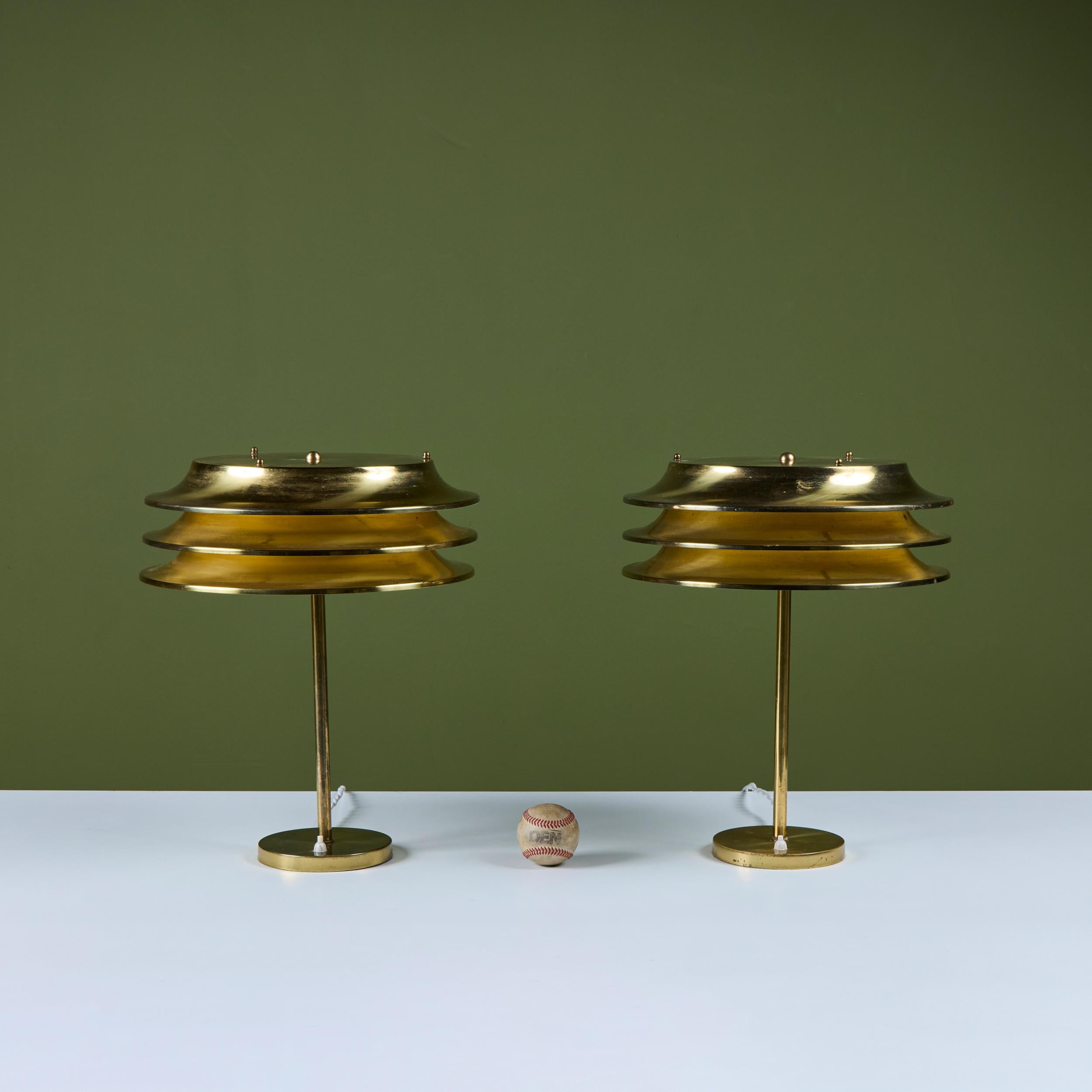 Finlandais Paire de lampes de table en laiton Kai Kai pour Orno en vente