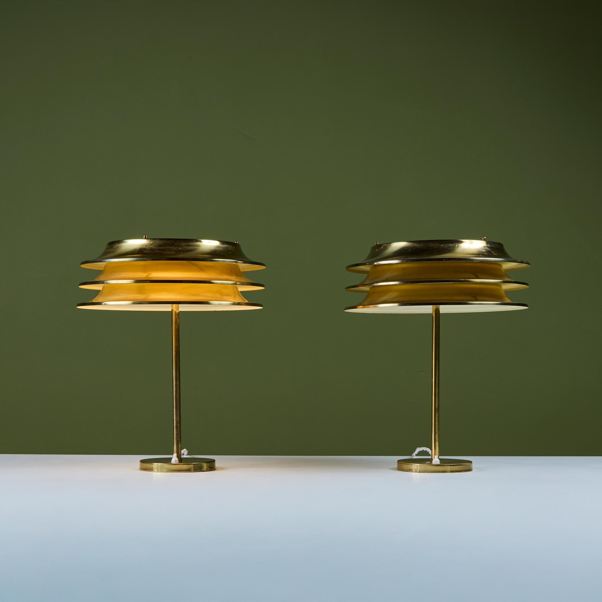 Laiton Paire de lampes de table en laiton Kai Kai pour Orno en vente