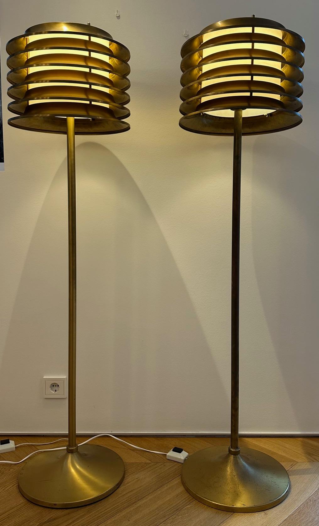 Diese Lampen wurden in den 1970er Jahren von Kai Ruokonen (Finnmark) für das Vaakuna Hotel in Helsinki entworfen.  Eine sehr schlichte, aber elegante Schwerlastlampe aus Messing mit schöner Patina.

Dies ist eine einzigartige Gelegenheit, ein Paar