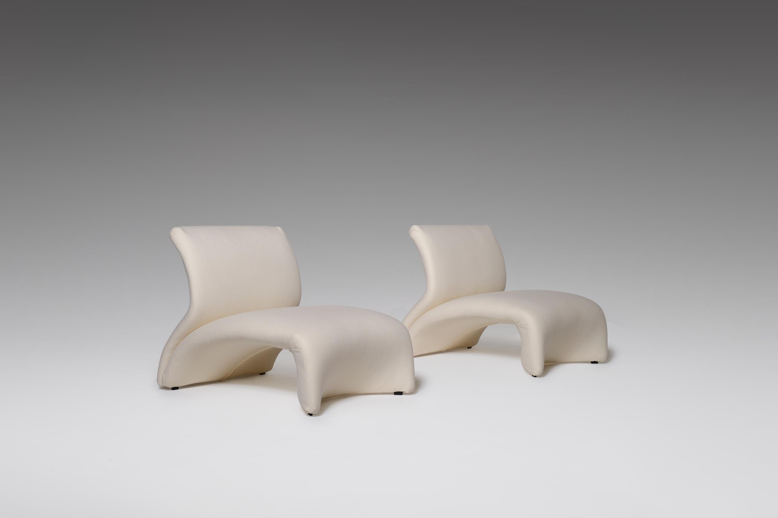 Seltenes Paar 'Kaïdo'-Sessel von Kwok Hoï Chan für Steiner, 1968. Fantastisches sinnliches und weiches Design. Kwok Hoï Chan Kwok Hoï Chan wurde in Hongkong geboren, wanderte nach England und später nach Frankreich aus, blieb aber immer seiner