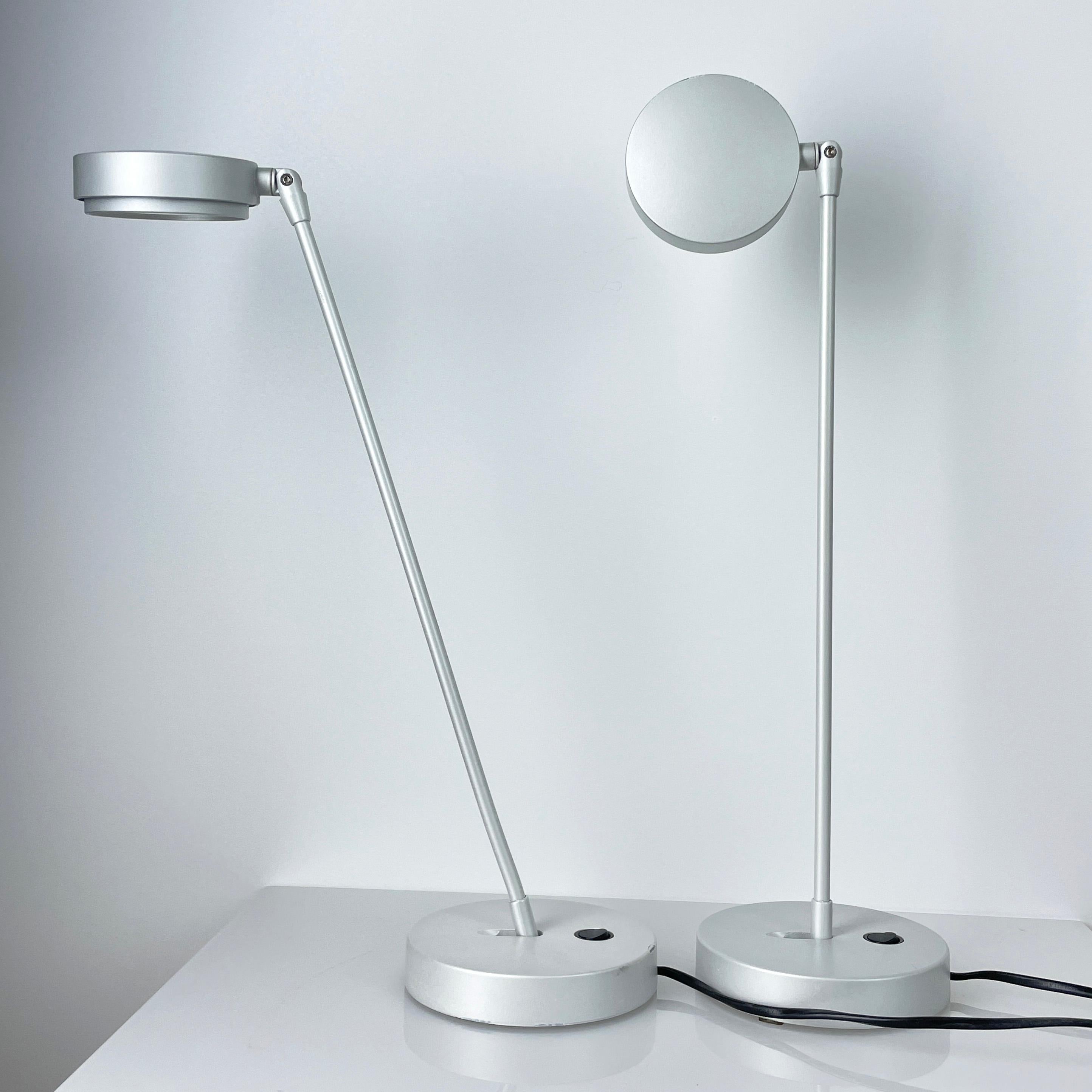 Paire de lampes de bureau Artemide 'Kaio Fluo'. Conçu par Ernesto Gismondi.
Concepteur : Ernesto Gismondi
Produit : Artemide, Italie
Dimensions : Hauteur : 44cm     Abat-jour (diamètre) : 9cm
MLF - 6W/830  230/240V/50/60Hz
Couleur :