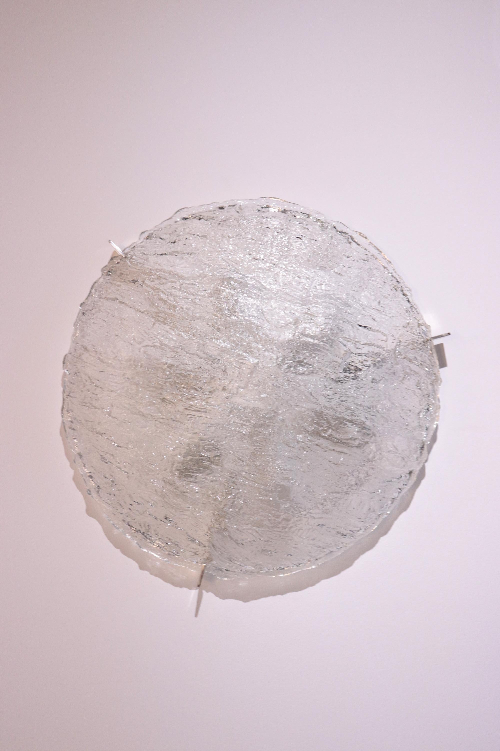 Pareja de apliques de cristal Kaiser con remates cromados, 1960 Moderno de mediados de siglo en venta