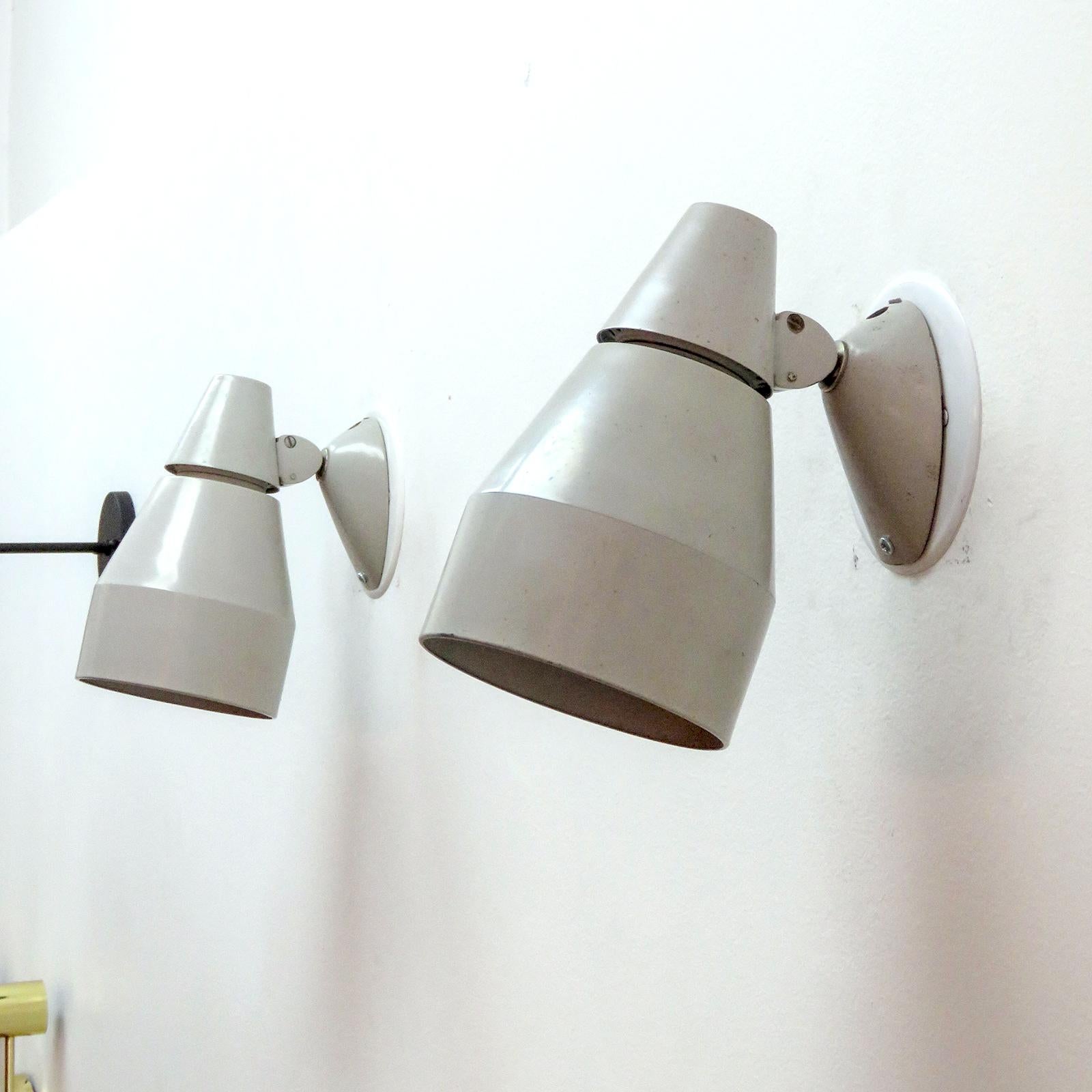 Elegante coppia di appliques in metallo smaltato grigio chiaro di Kaiser Leuchten Germania, completamente regolabili, predisposizione per interruttori a strappo, cablate per gli standard USA, una presa E27, potenza massima 75w, lampadine fornite una