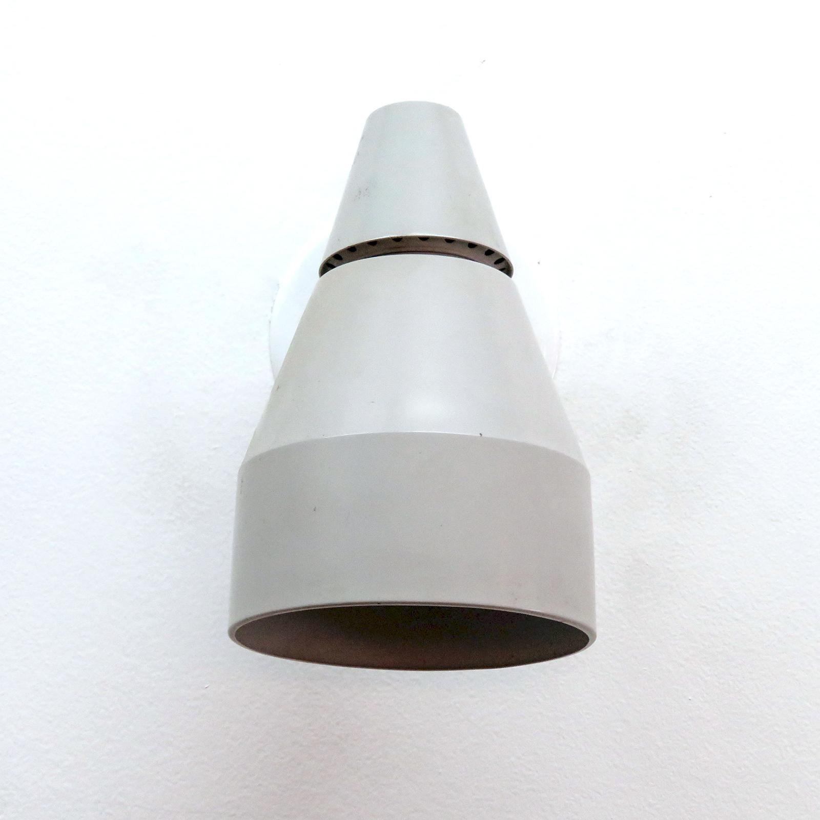 Coppia di lampade da parete Kaiser, 1940 In condizioni buone in vendita a Los Angeles, CA