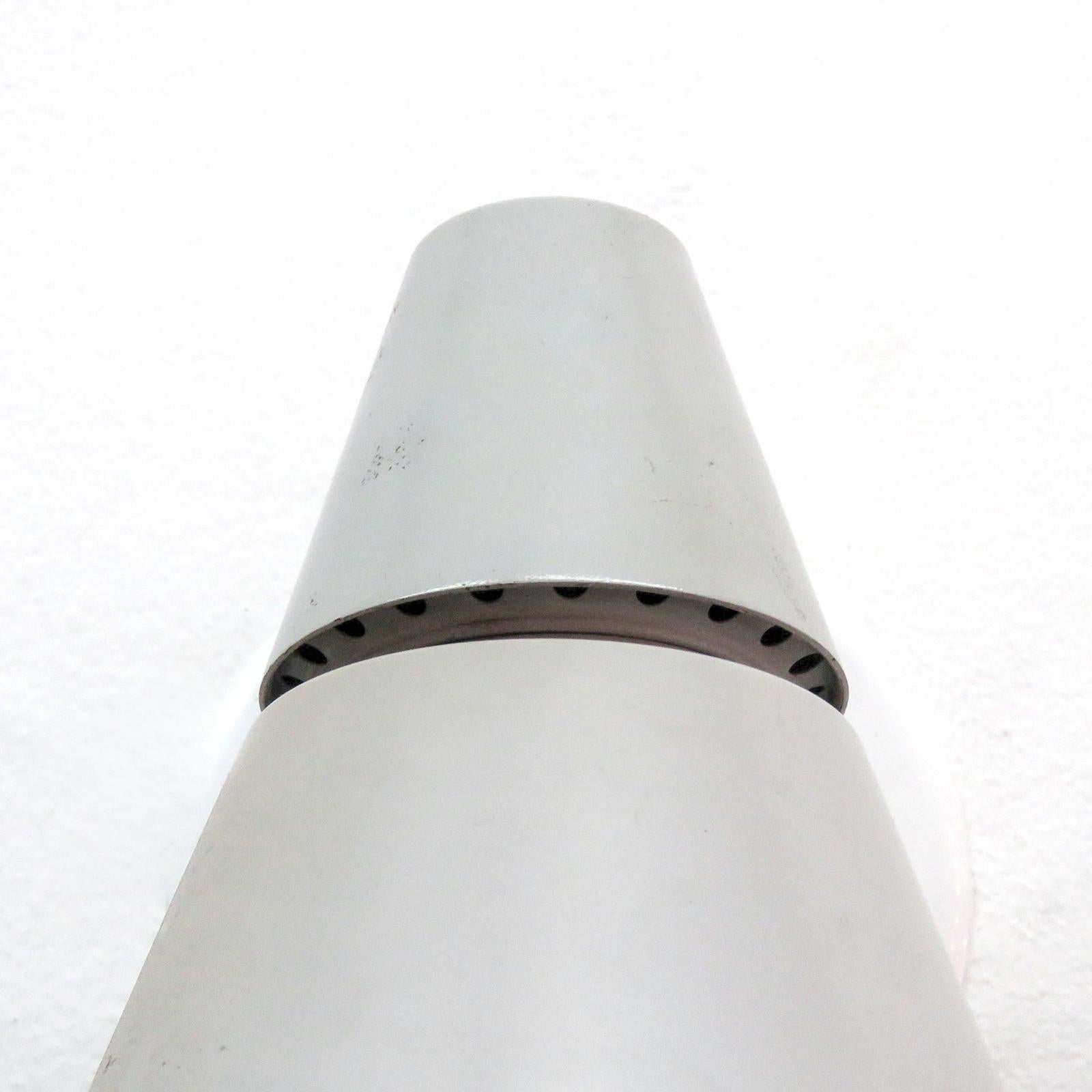 Metà XX secolo Coppia di lampade da parete Kaiser, 1940 in vendita