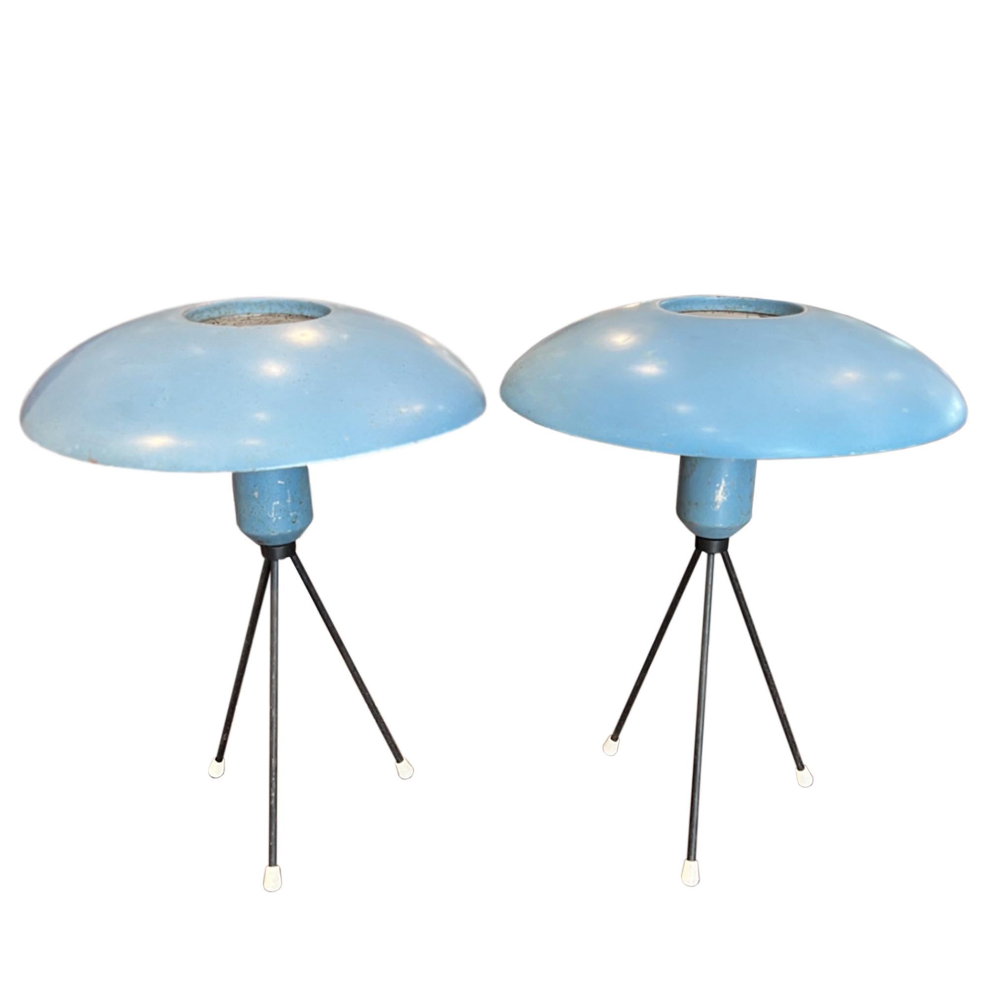 Este par de lámparas de escritorio fueron diseñadas por Louis C Kalff en la década de 1950 para Philips.

Las lámparas están hechas de metal pintado y se asientan sobre un trípode.

Observa todas las fotos: la pintura presenta un ligero desgaste,