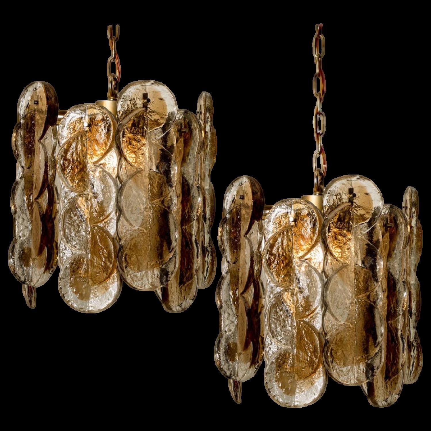 Ein Paar wunderschöne Murano-Glas-Hängeleuchten von Kalmar, 1960er Jahre. Hochwertiges, geräuchertes Swirl-Eisglas, 10 klare, gedrehte Kristallglasscheiben mit einem hellgoldenen, bernsteinfarbenen Streifen darin.

Schwere Qualität. Gereinigt und