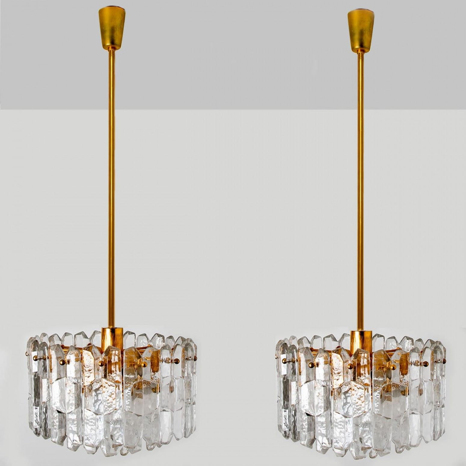 A pair of high quality and handmade gilt brass light fixtures made by Kalmar in Austria. This model Palazzo was manufactured, circa 1970-1979. Large polished brilliant crystal glasses are mounted on a gilded brass frame.

It needs seven small bulbs