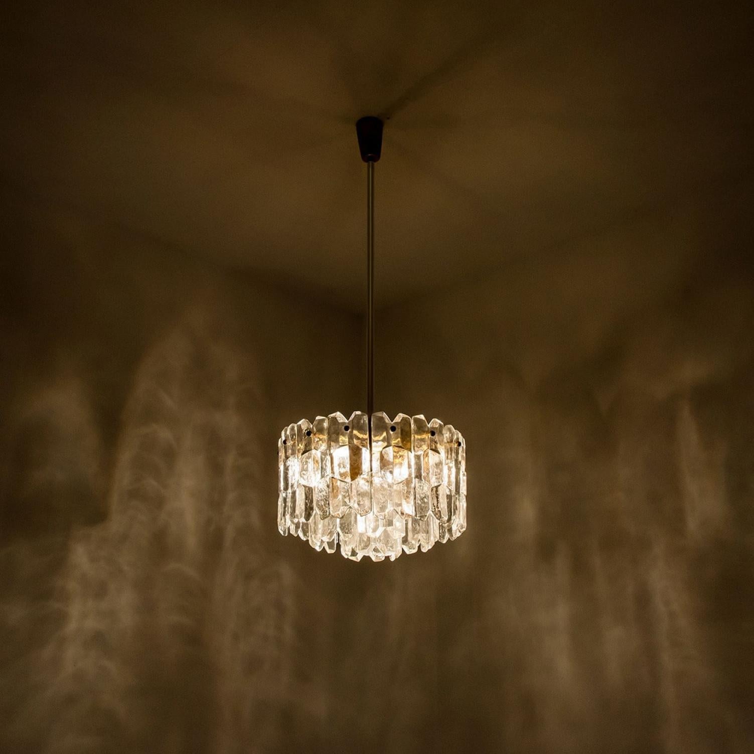 Mid-Century Modern Pair of Kalmar Chandeliers or Pendant Lights 'Palazzo', Gilt Brass and Glass For Sale