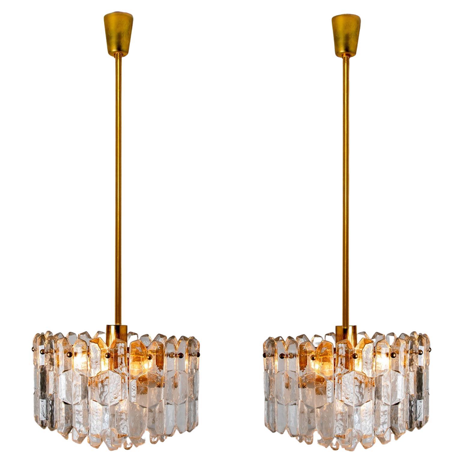 Paire de lustres ou lampes à suspension Kalmar « Palazzo », laiton doré et verre