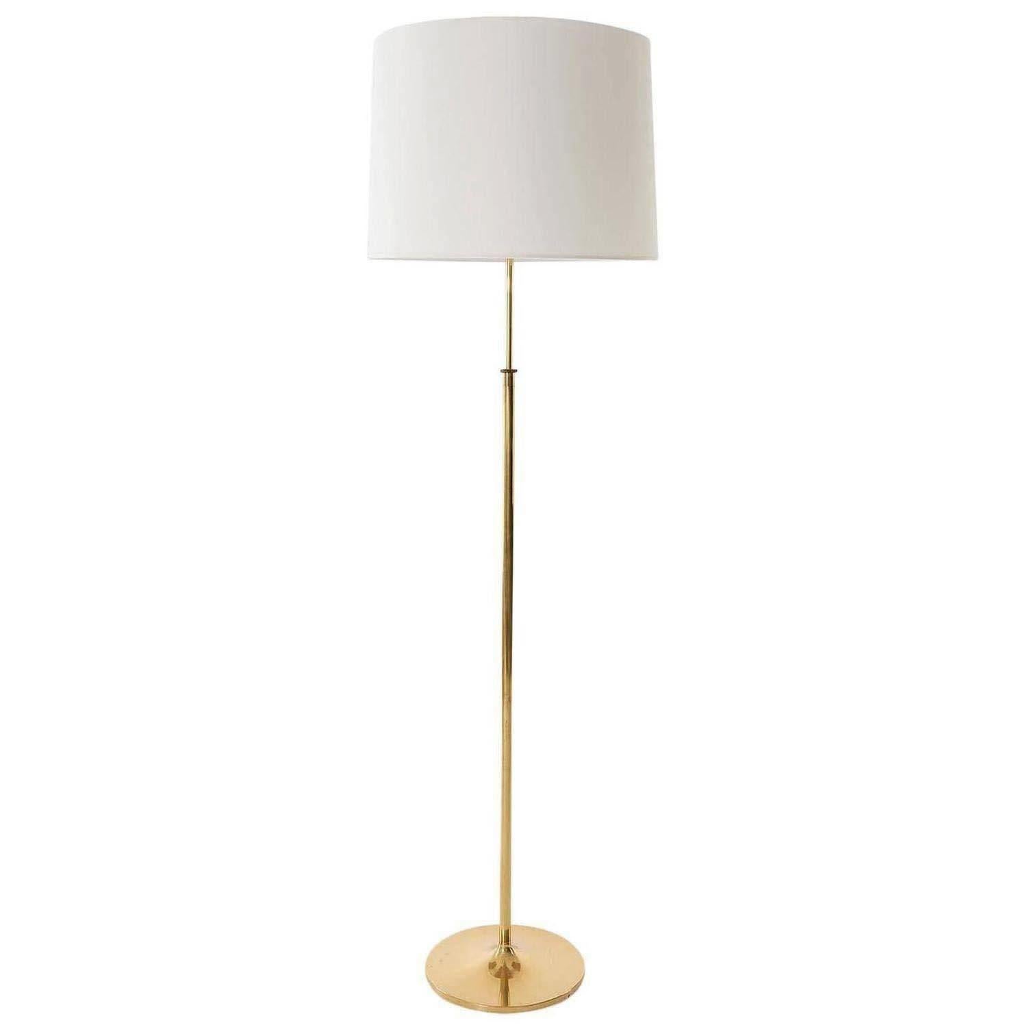 Mid-Century moderno Coppia di lampade da terra Kalmar 'Telescope', base a tulipano in ottone regolabile in altezza, 1970 in vendita