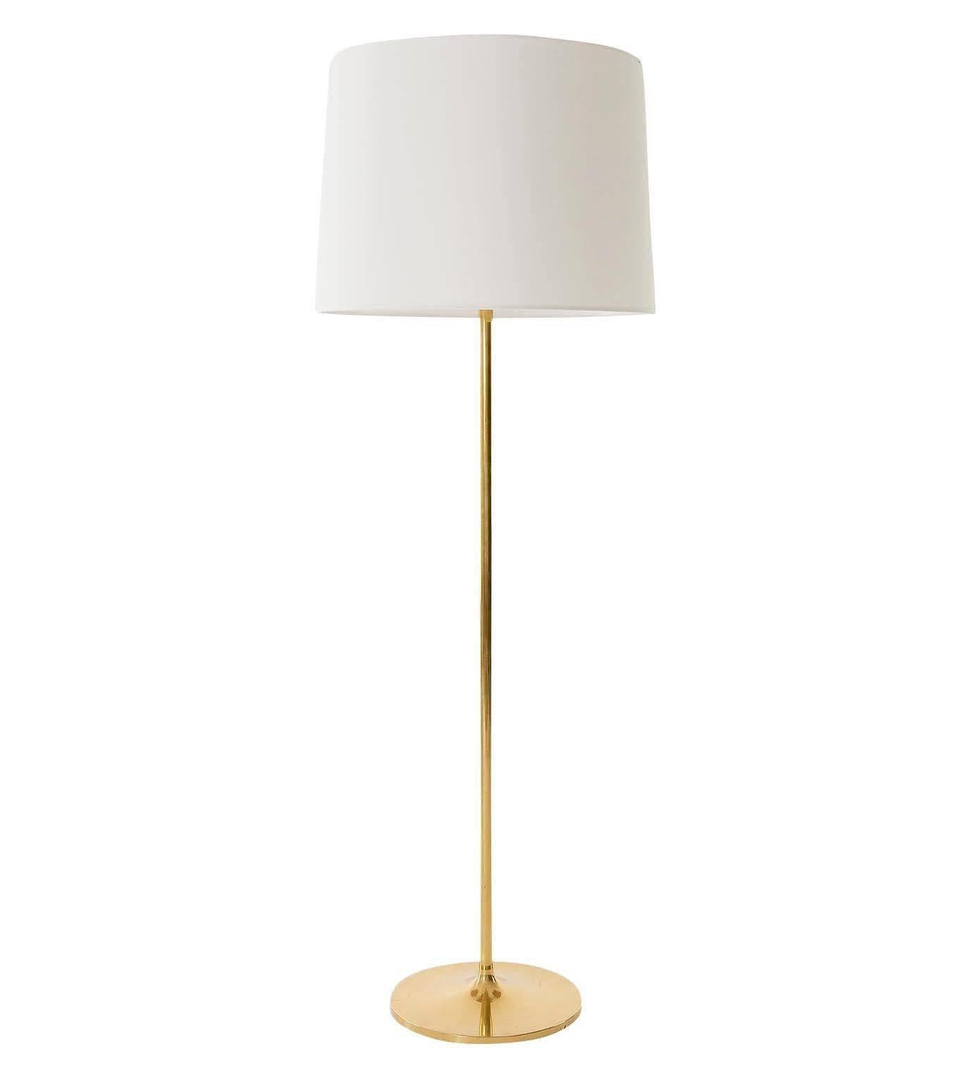 Austriaco Coppia di lampade da terra Kalmar 'Telescope', base a tulipano in ottone regolabile in altezza, 1970 in vendita