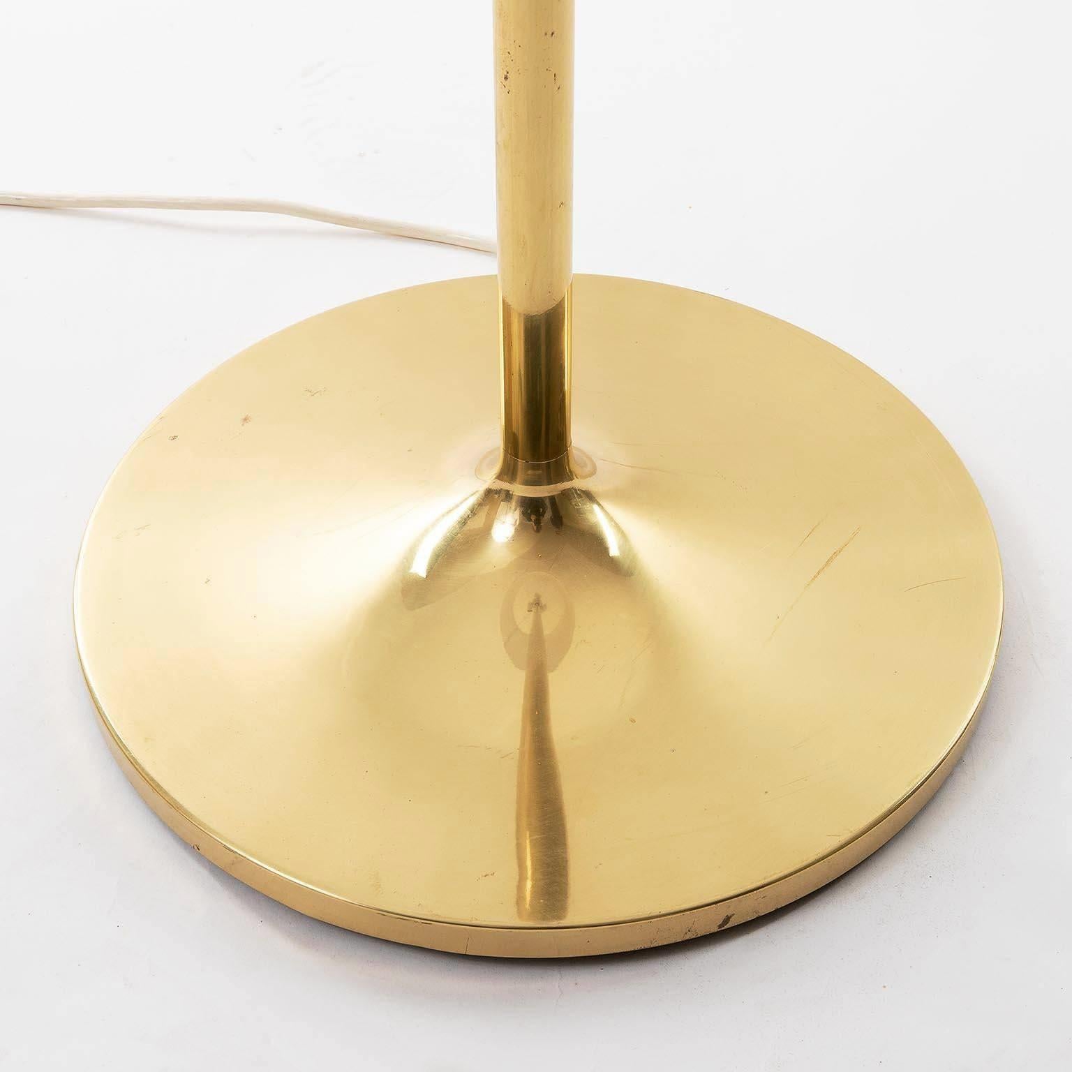 Pair of Kalmar Floor Lamps 'Telescope', Brass Tulip Base Height Adjustable, 1970 In Good Condition For Sale In Hausmannstätten, AT