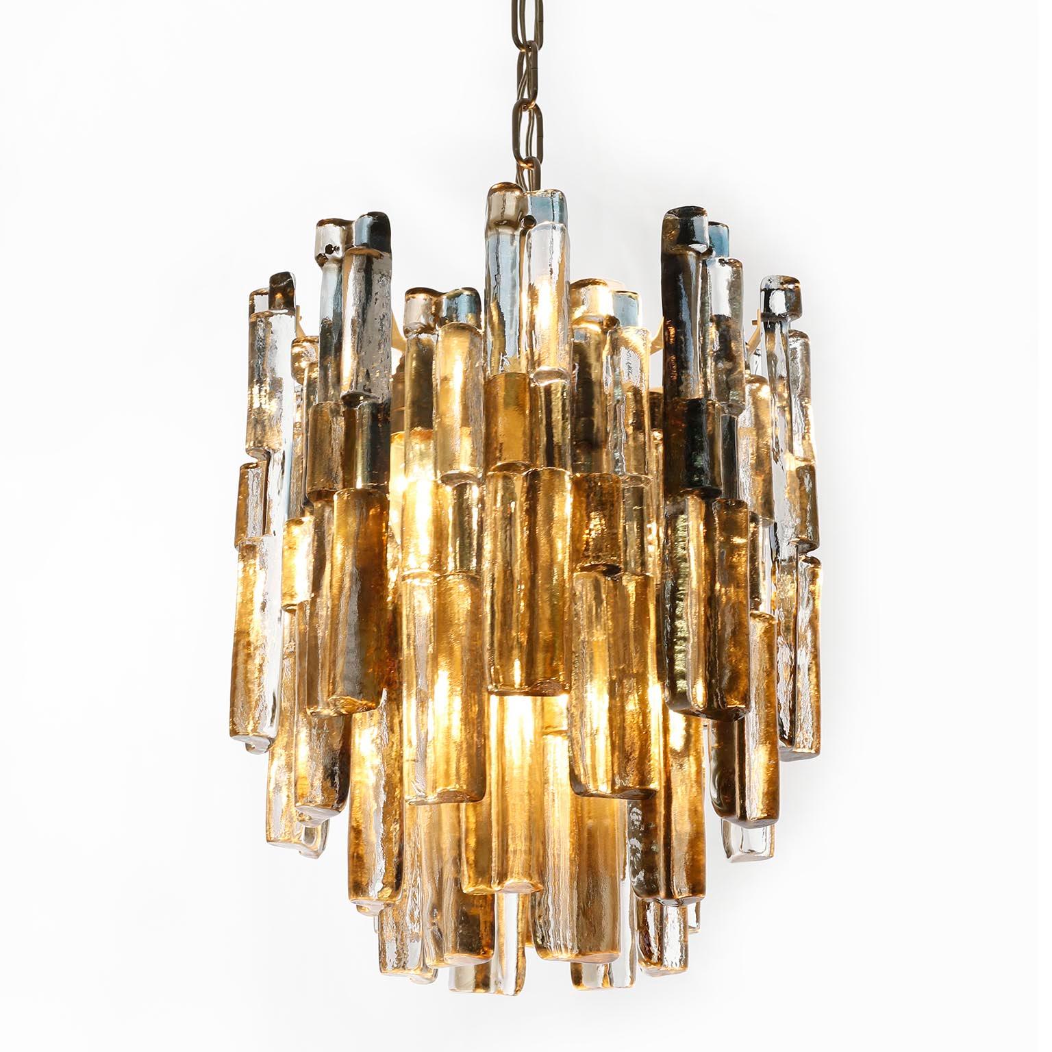 Paar Kalmar Glass Chandeliers Pendelleuchten, Blau-Bernsteinglas Nickel, 1970er Jahre im Angebot 1