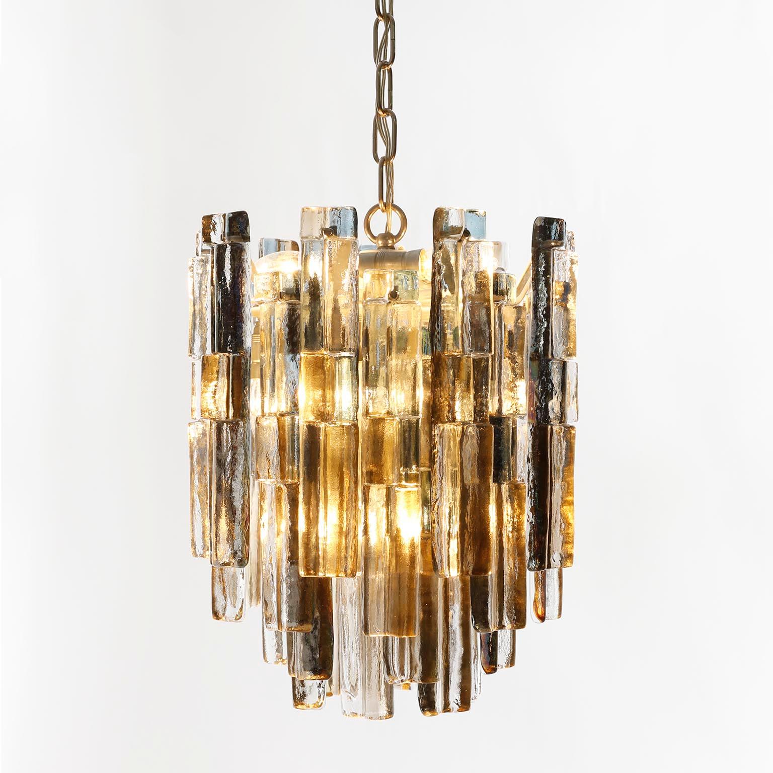 Paar Kalmar Glass Chandeliers Pendelleuchten, Blau-Bernsteinglas Nickel, 1970er Jahre im Zustand „Gut“ im Angebot in Hausmannstätten, AT