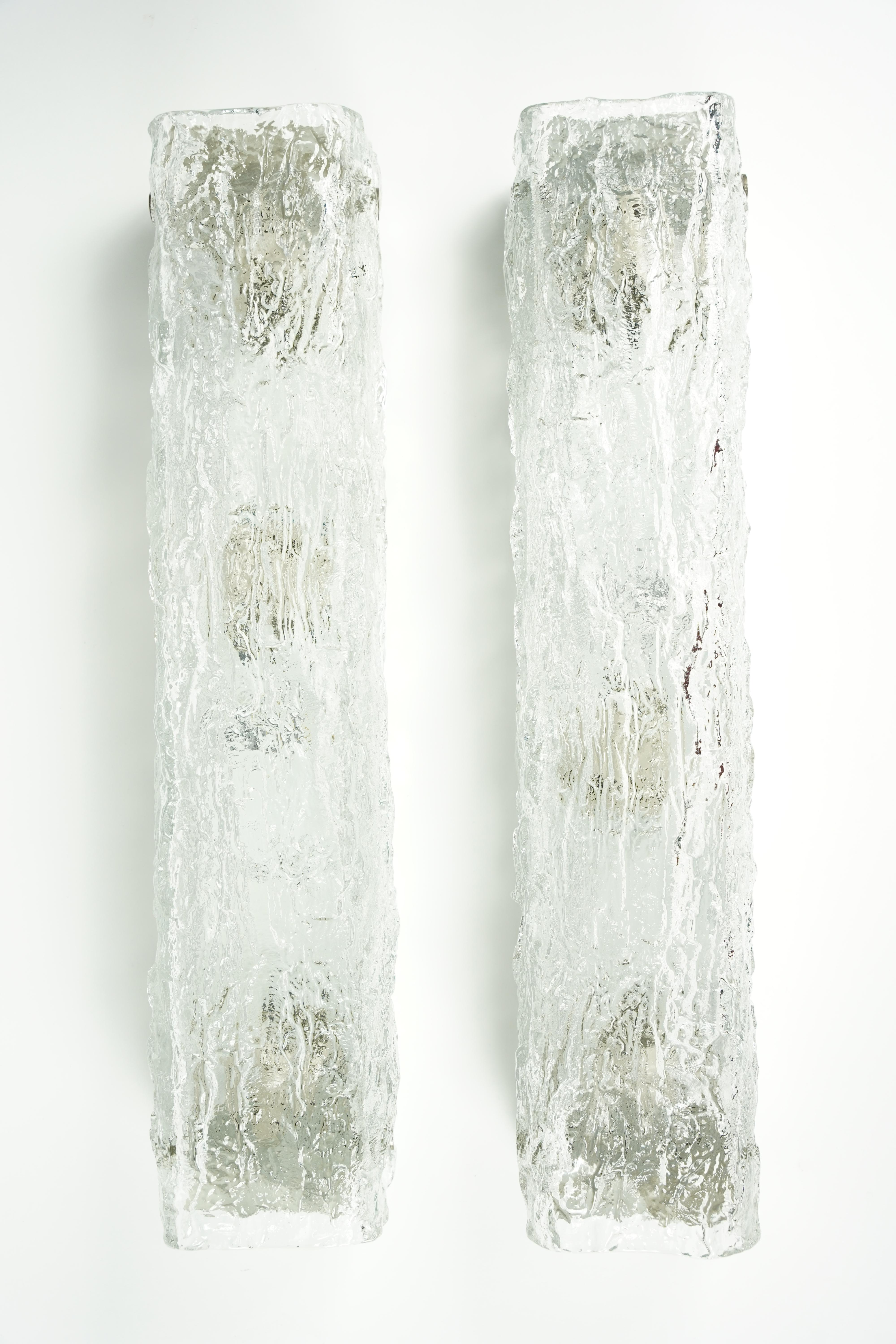 Allemand Paire de Lights Kaiser Verre coudé sur cadre en métal blanc, Allemagne, 1960 en vente