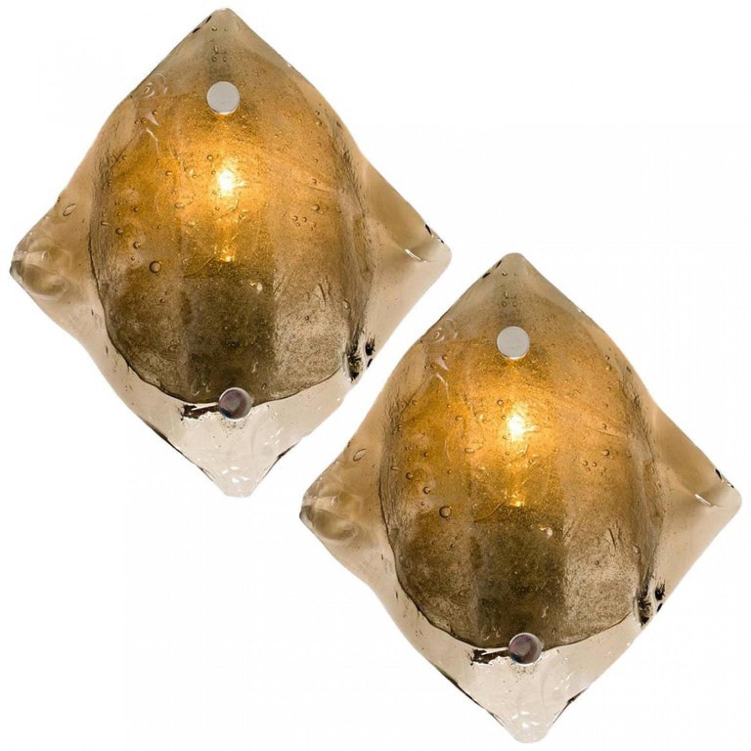 Bellissime e grandi applique o luci o lampade da soffitto in vetro di Murano di J&T. Kalmar per Franken KG, Austria, anni '60. Una piastra posteriore in metallo laccato bianco sostiene un vetro organico soffiato a mano e affumicato a bolle. Accoglie