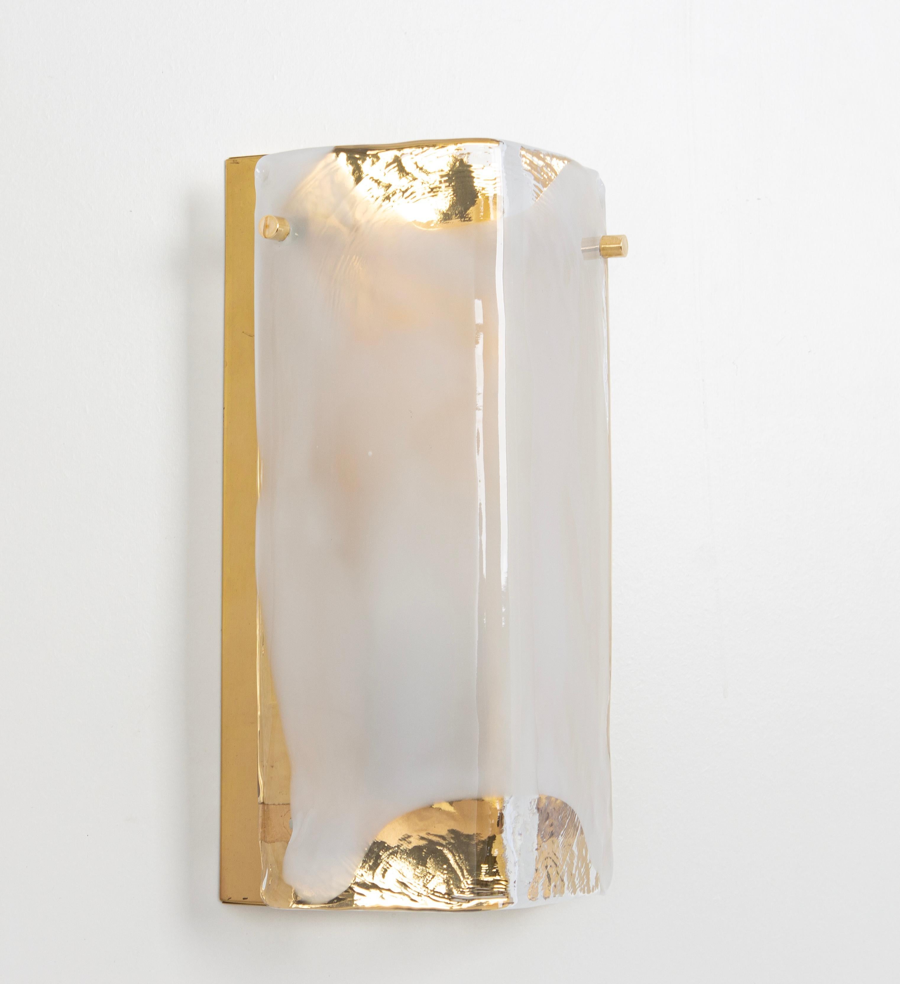 Merveilleuse applique murale du milieu du siècle en verre de Murano, fabriquée par Kalmar, Autriche, vers 1960-1969.
Le cadre est en laiton doré.
De haute qualité et en très bon état. Nettoyé, bien câblé et prêt à l'emploi.  

Chaque applique