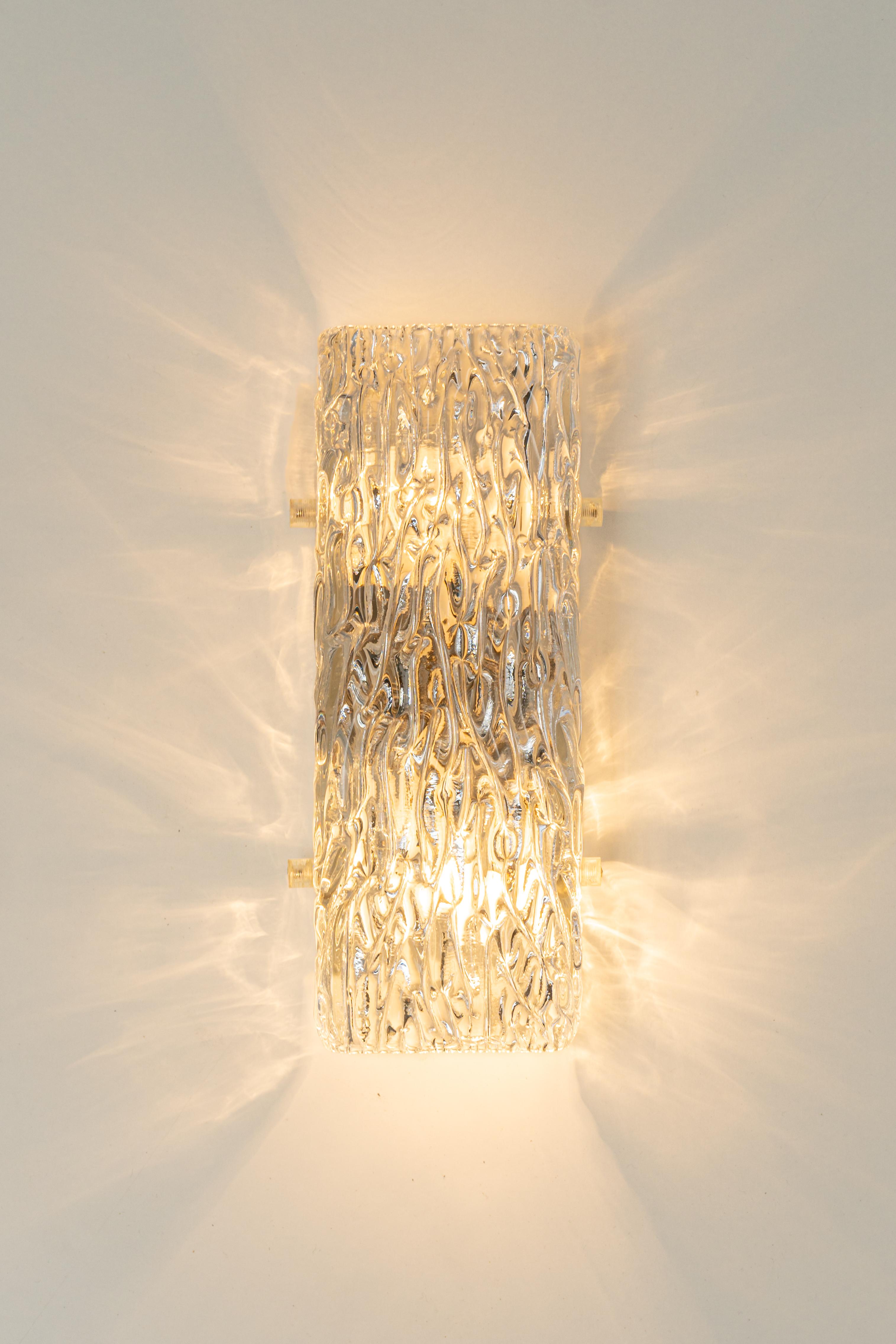 Vetro 1 di 2 coppie di applique in vetro Kalmar Sconces, Austria, anni '60 in vendita