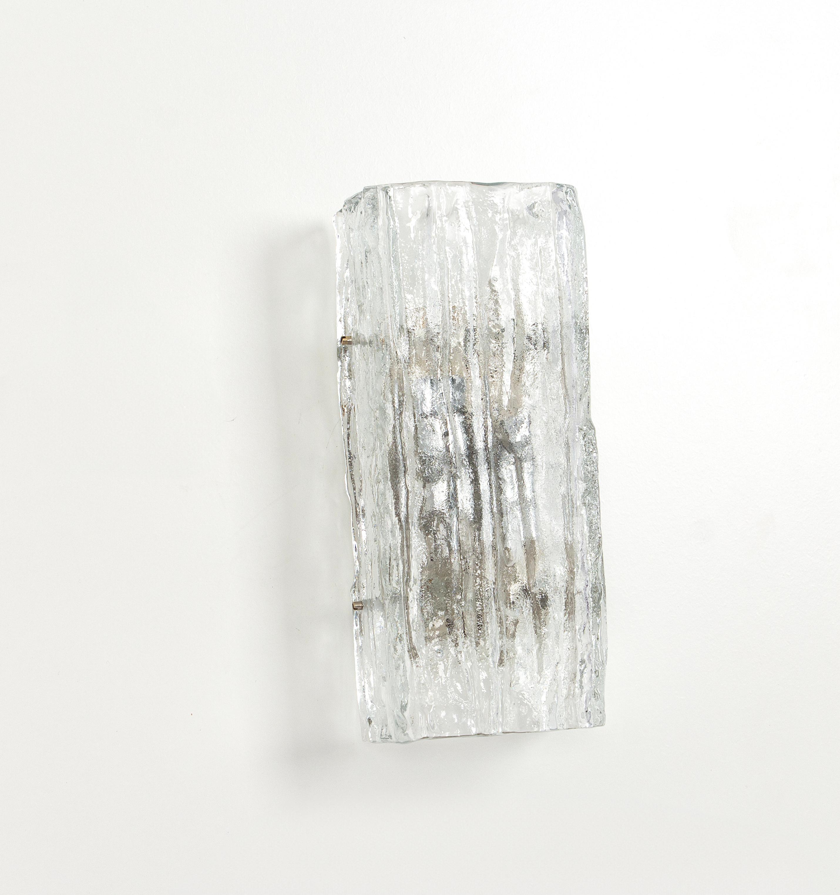 Maravillosa pareja de apliques de pared de mediados de siglo con cristal de hielo, fabricados por Kalmar, Austria, hacia 1960-1969.
Alta calidad y en muy buen estado. Limpio, bien cableado y listo para usar.  

La luminaria requiere 2 bombillas E14