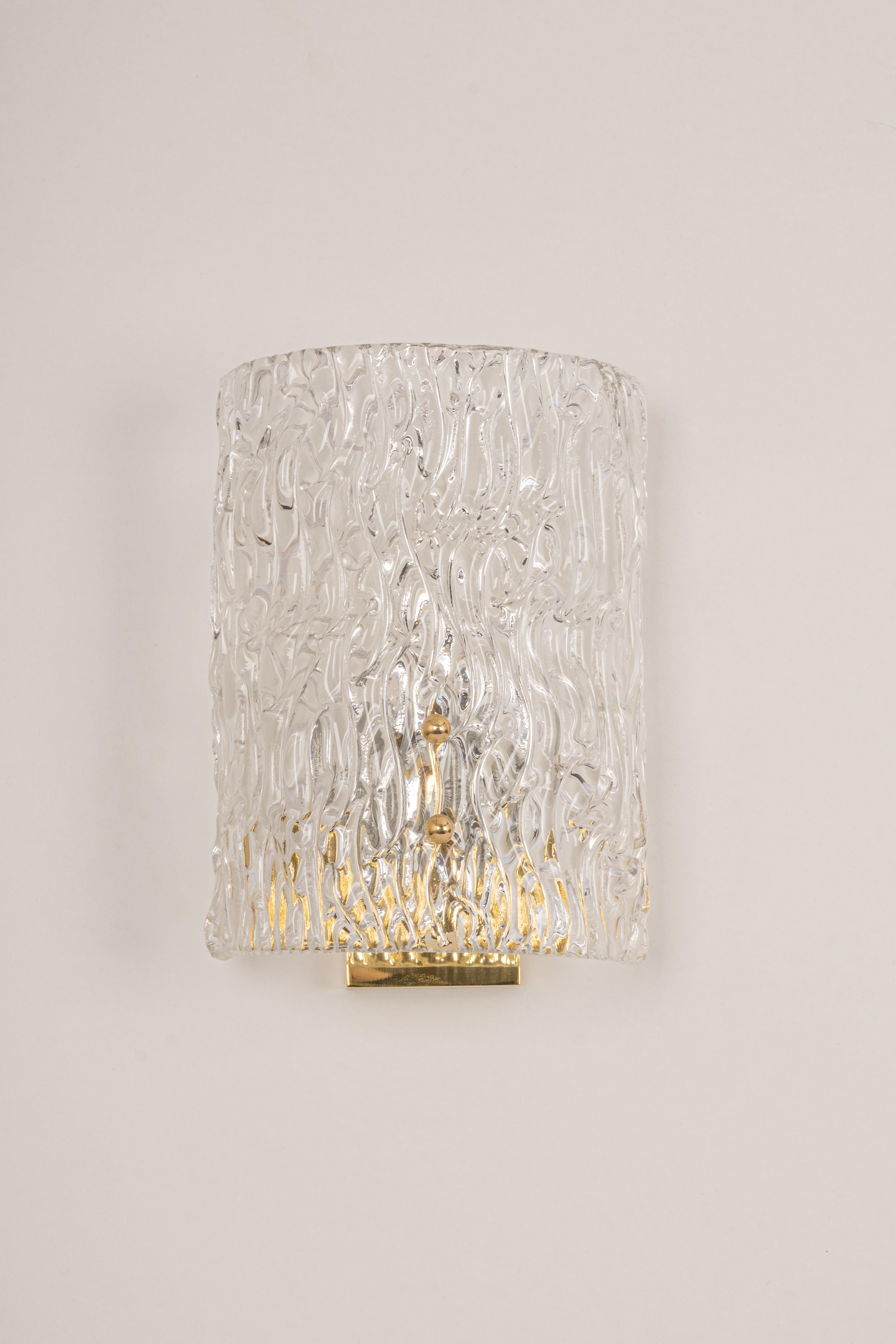 Splendide applique di metà secolo con vetro di Murano, prodotte da Kalmar, Austria, circa 1960-1969.
Di alta qualità e in ottime condizioni. Pulito, ben cablato e pronto all'uso.  

Ogni applique richiede 1 lampadina standard E27 da 60W max