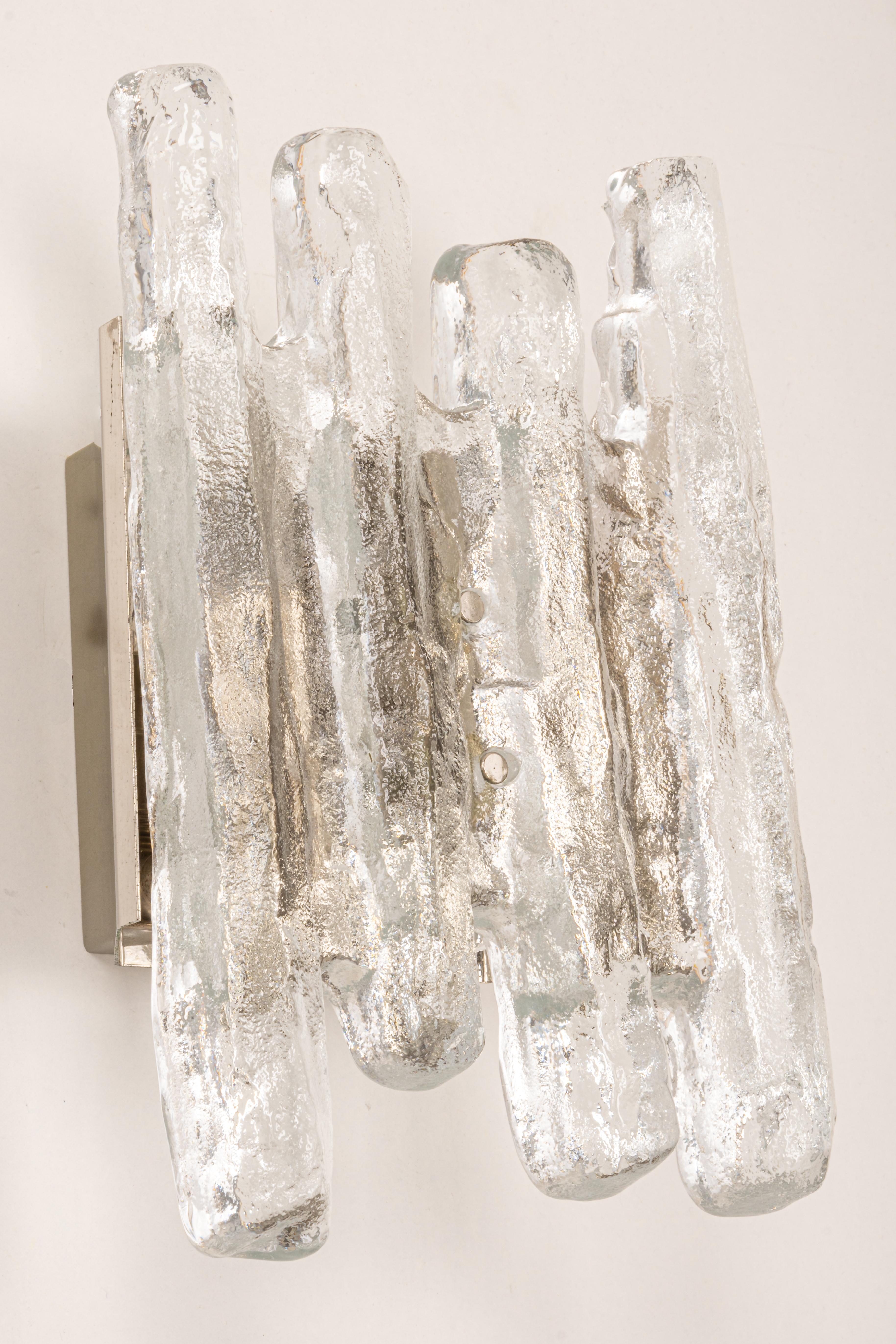 Splendida coppia di appliques di metà secolo con vetro di murano, realizzate da Kalmar, Austria, circa 1960-1969.
Di alta qualità e in ottime condizioni. Pulito, ben cablato e pronto all'uso.  

Ogni applique richiede 2 lampadine standard E14 da 40W