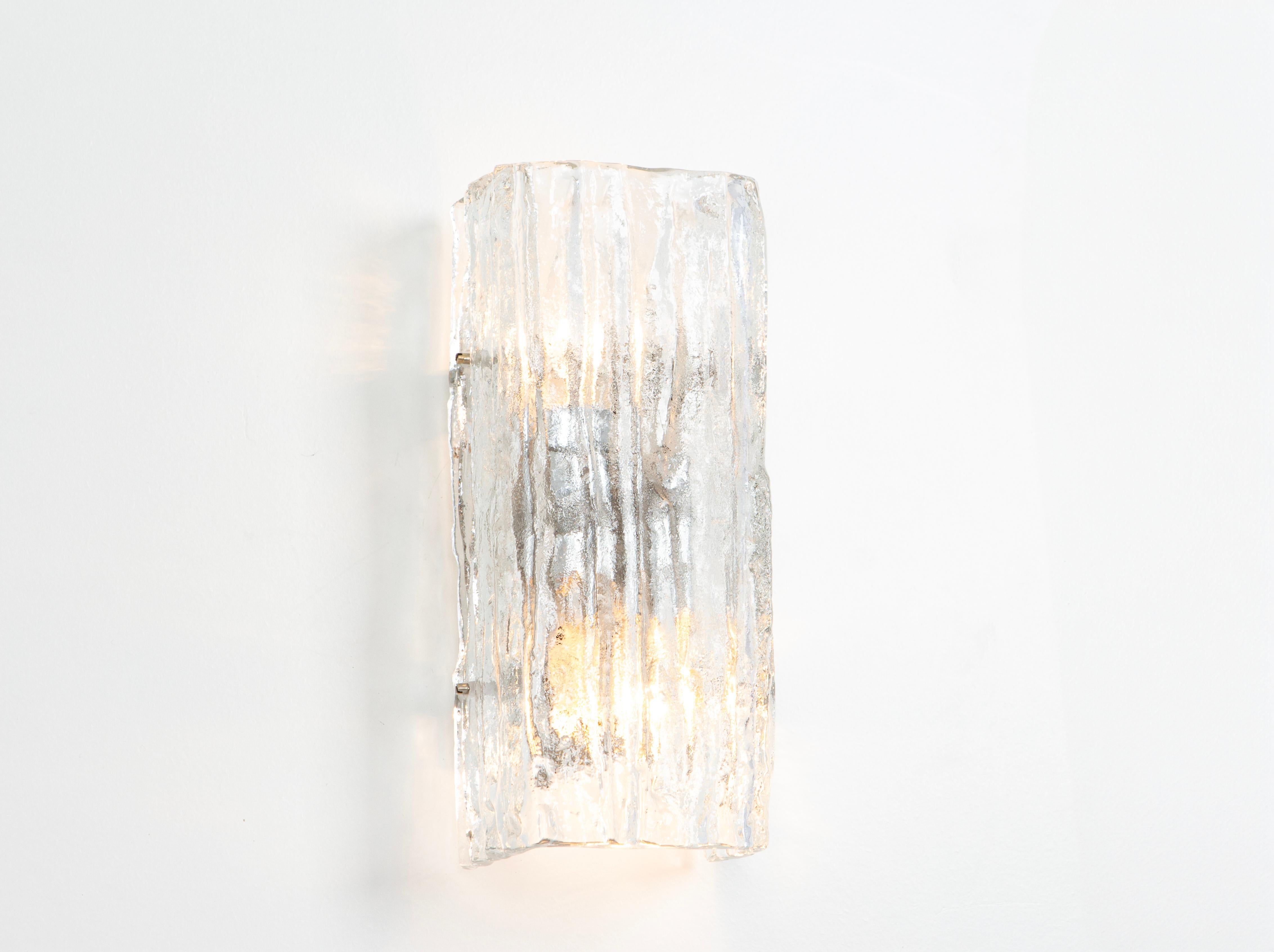 Splendida coppia di appliques di metà secolo con vetro color ghiaccio, prodotte da Kalmar, Austria, circa 1960-1969.
Di alta qualità e in ottime condizioni. Pulito, ben cablato e pronto all'uso.  

L'apparecchio richiede 2 lampadine E14 Standard da