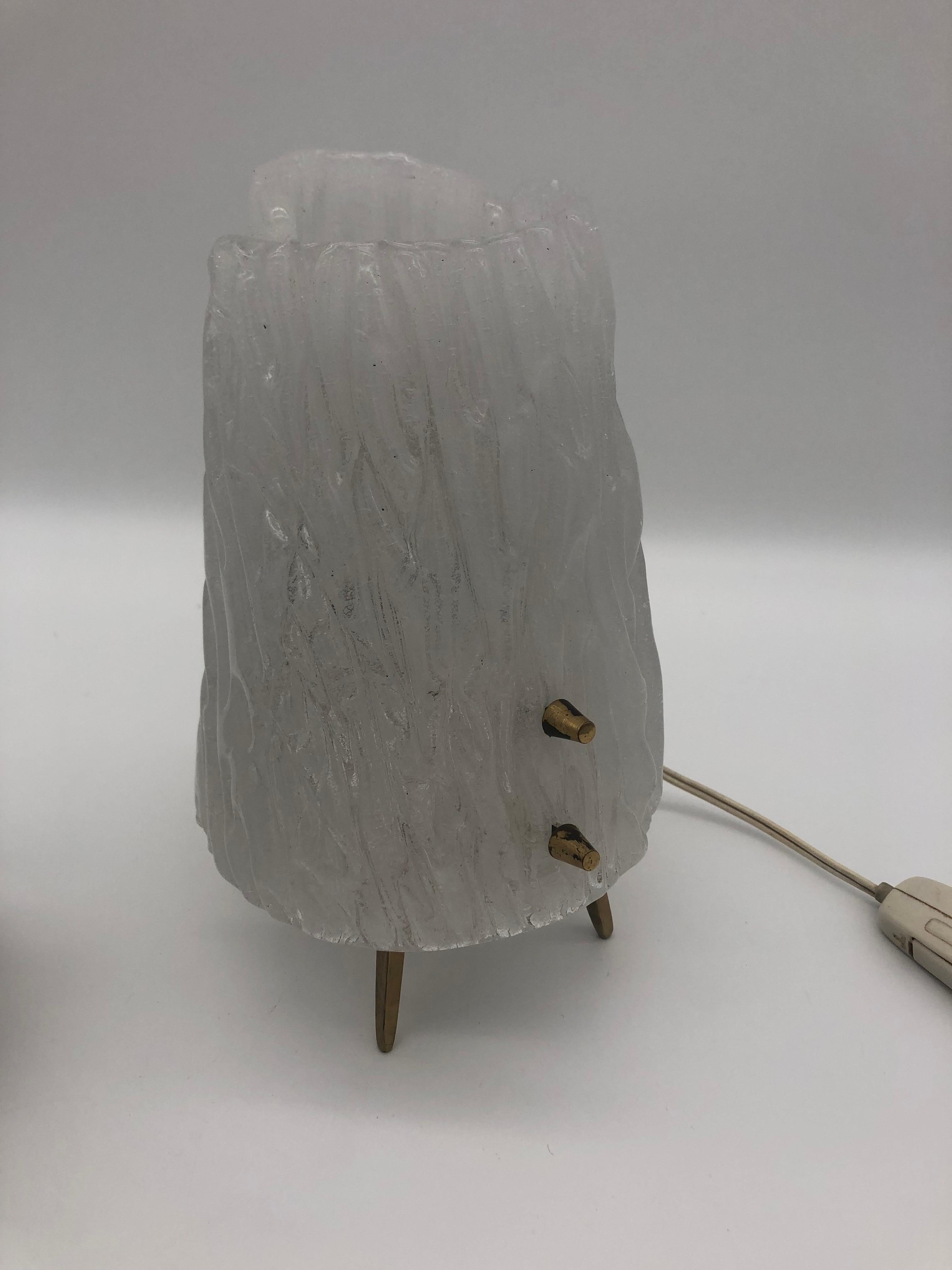 Coppia di lampade da tavolo o da comodino Kalmar, vetro testurizzato, 1960 in vendita 3
