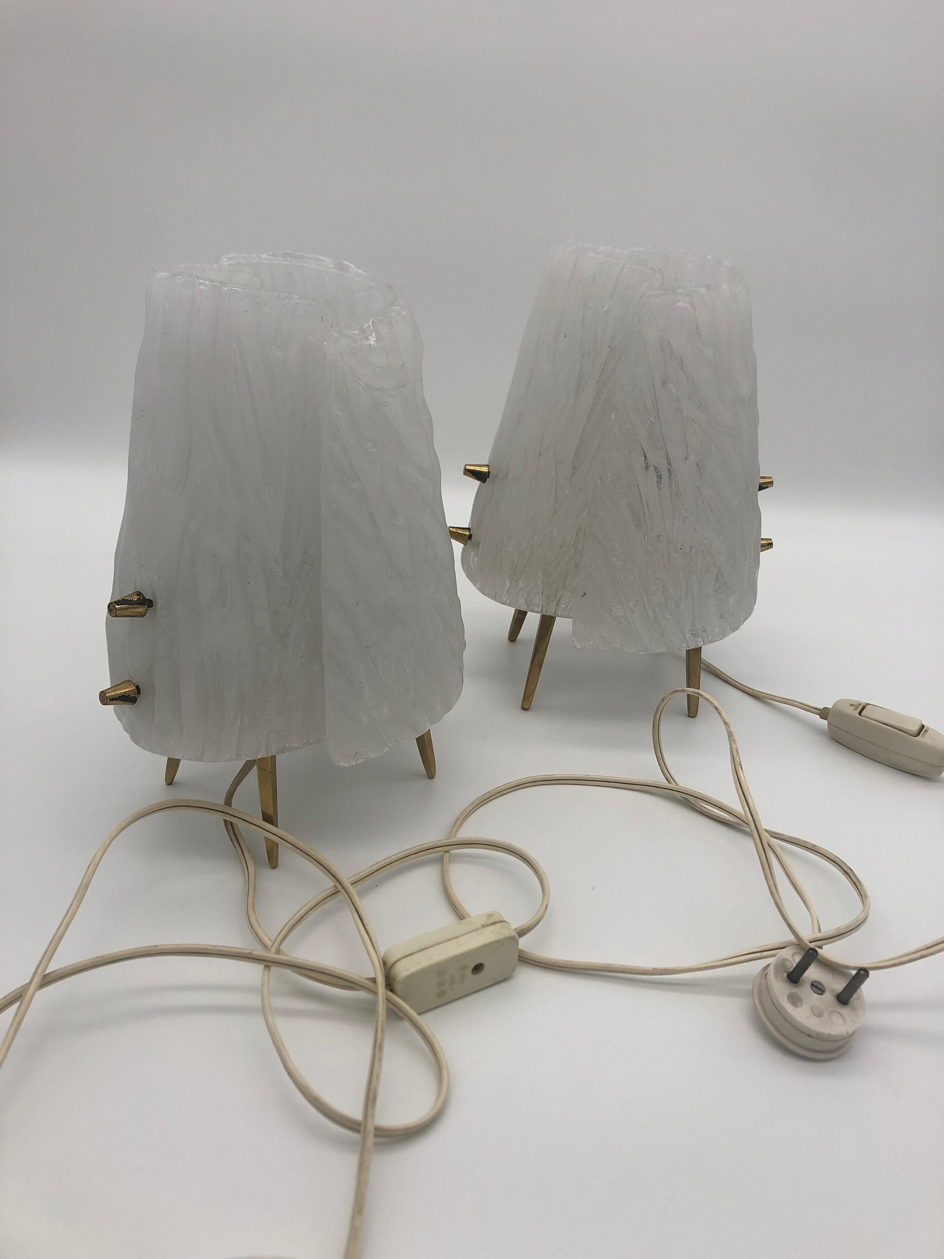 Mid-Century moderno Coppia di lampade da tavolo o da comodino Kalmar, vetro testurizzato, 1960 in vendita
