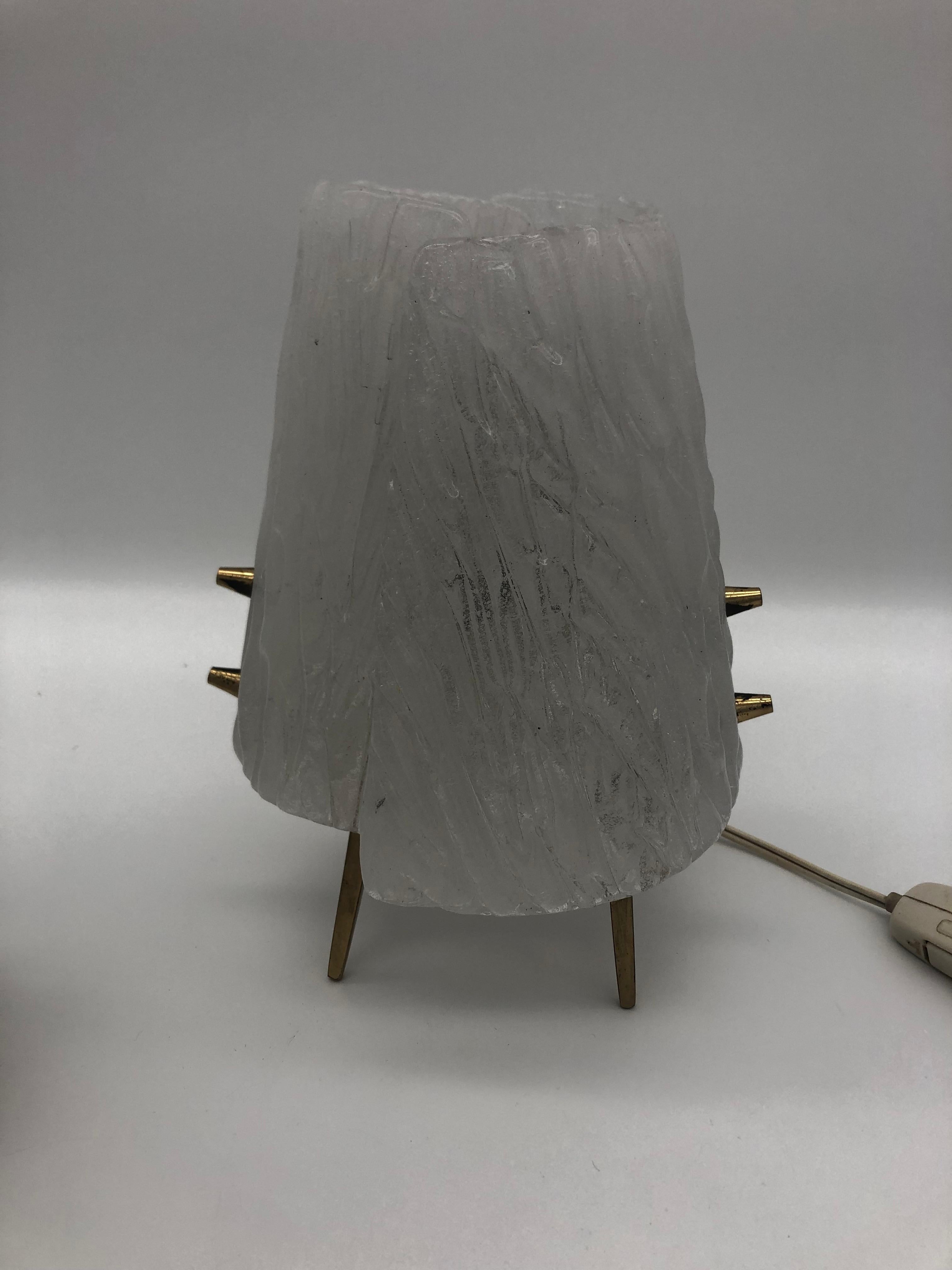 Kalmar-Tisch- oder Nachttischlampen, strukturiertes Glas, 1960, Paar im Angebot 2