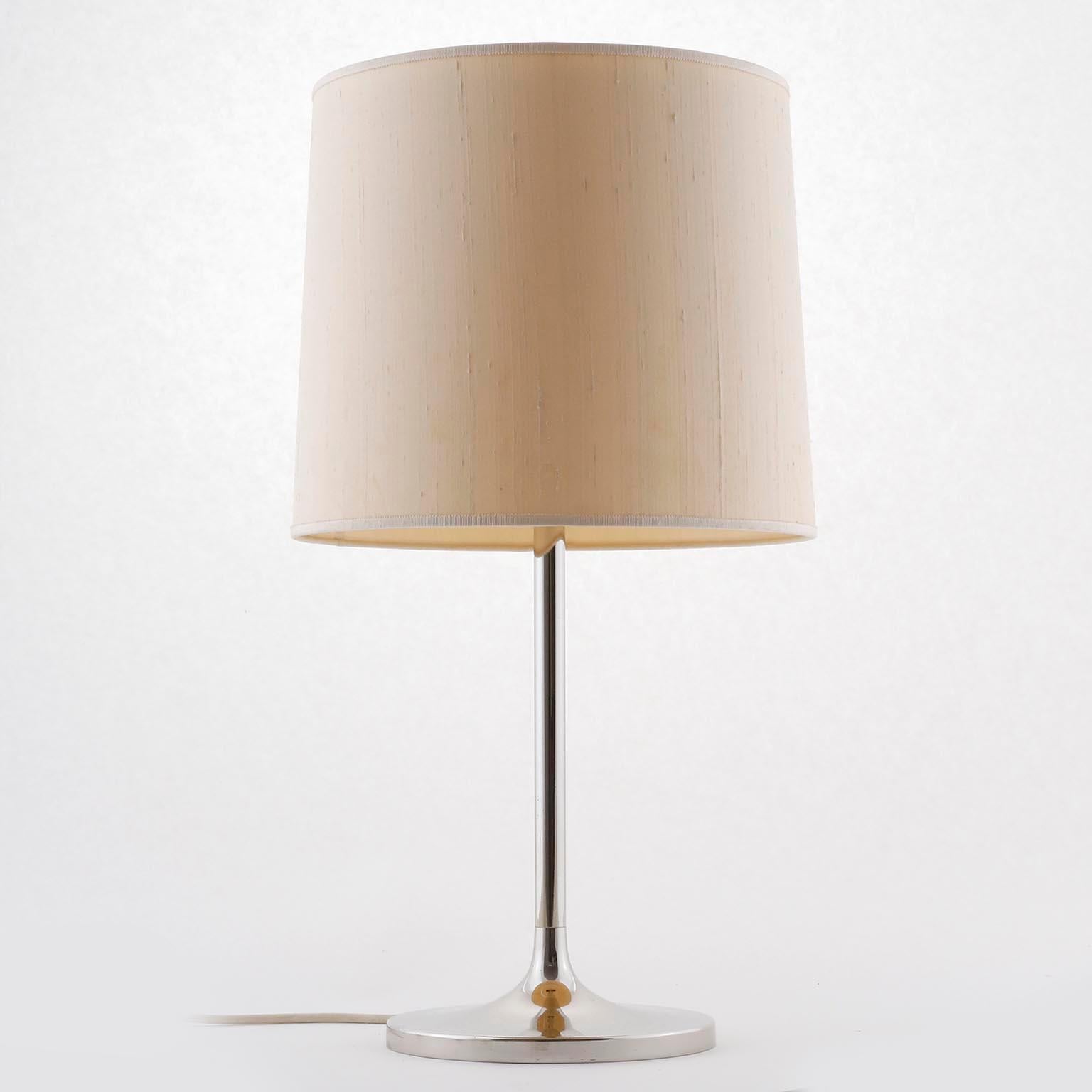 Pair of Kalmar Table Lamps with Tulip Base, Polished Nickel, Beige Shade, 1970 In Good Condition For Sale In Hausmannstätten, AT