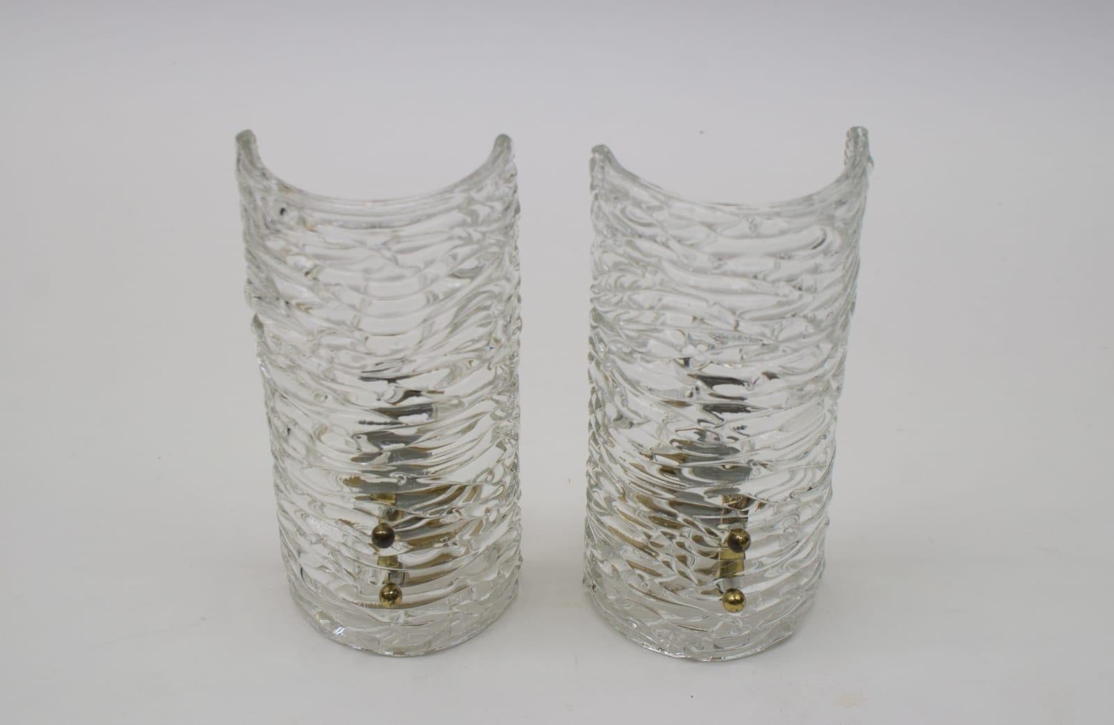 Milieu du XXe siècle Paire d'appliques murales en verre texturé Kalmar, vers 1960 en vente