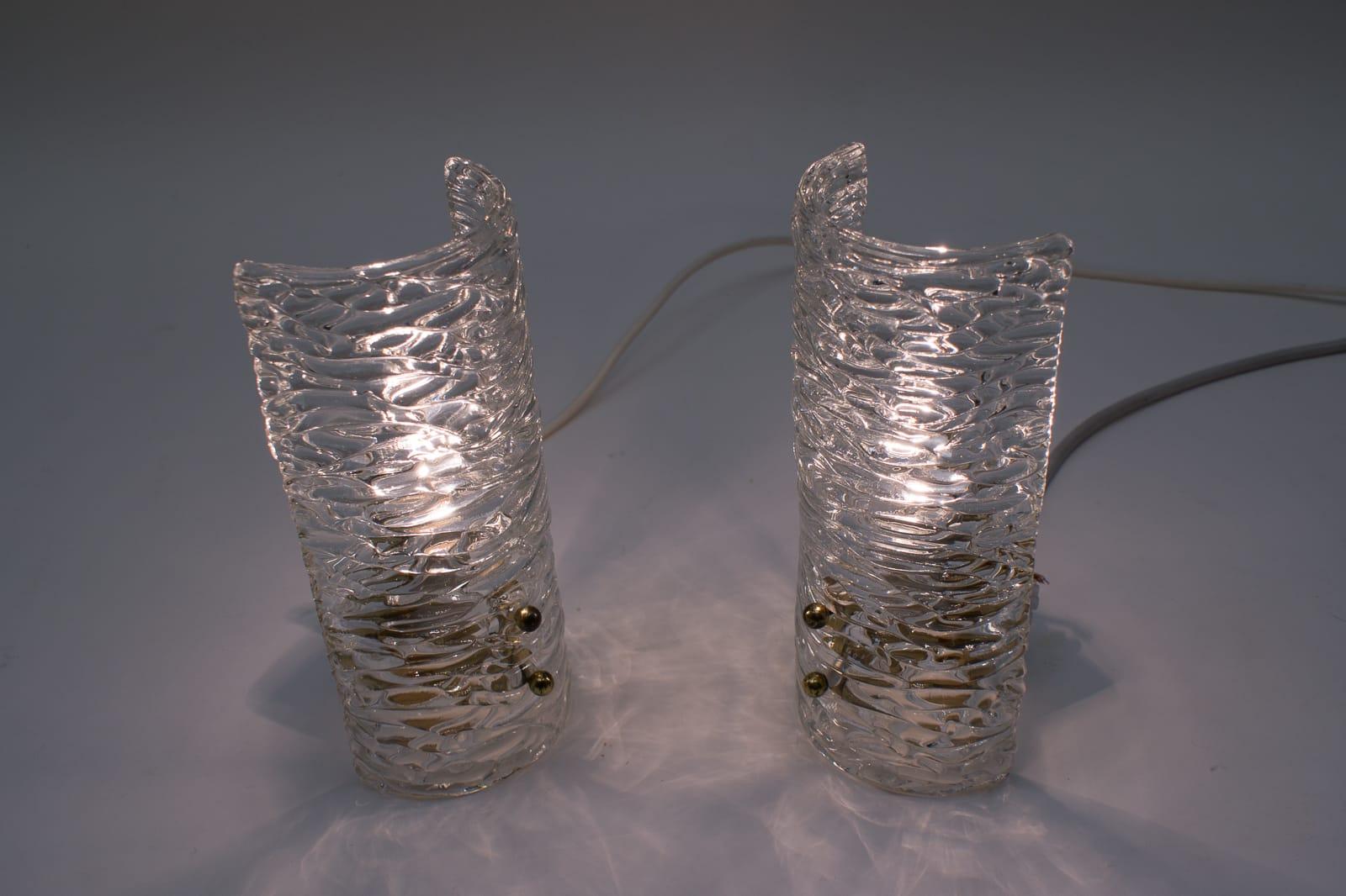 Laiton Paire d'appliques murales en verre texturé Kalmar, vers 1960 en vente