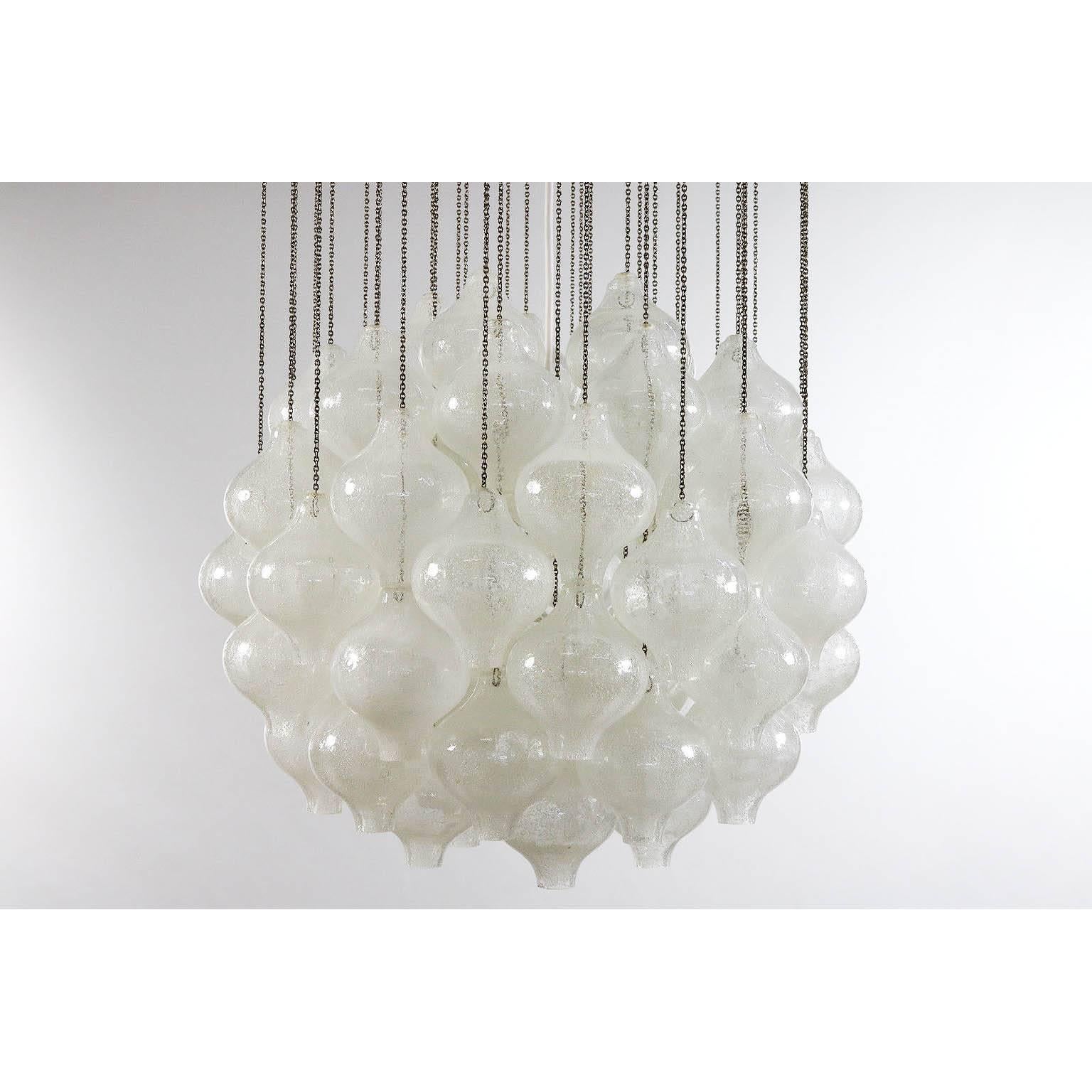 Smaltato Coppia di lampadari a sospensione Kalmar 'Tulipan', anni '70 in vendita