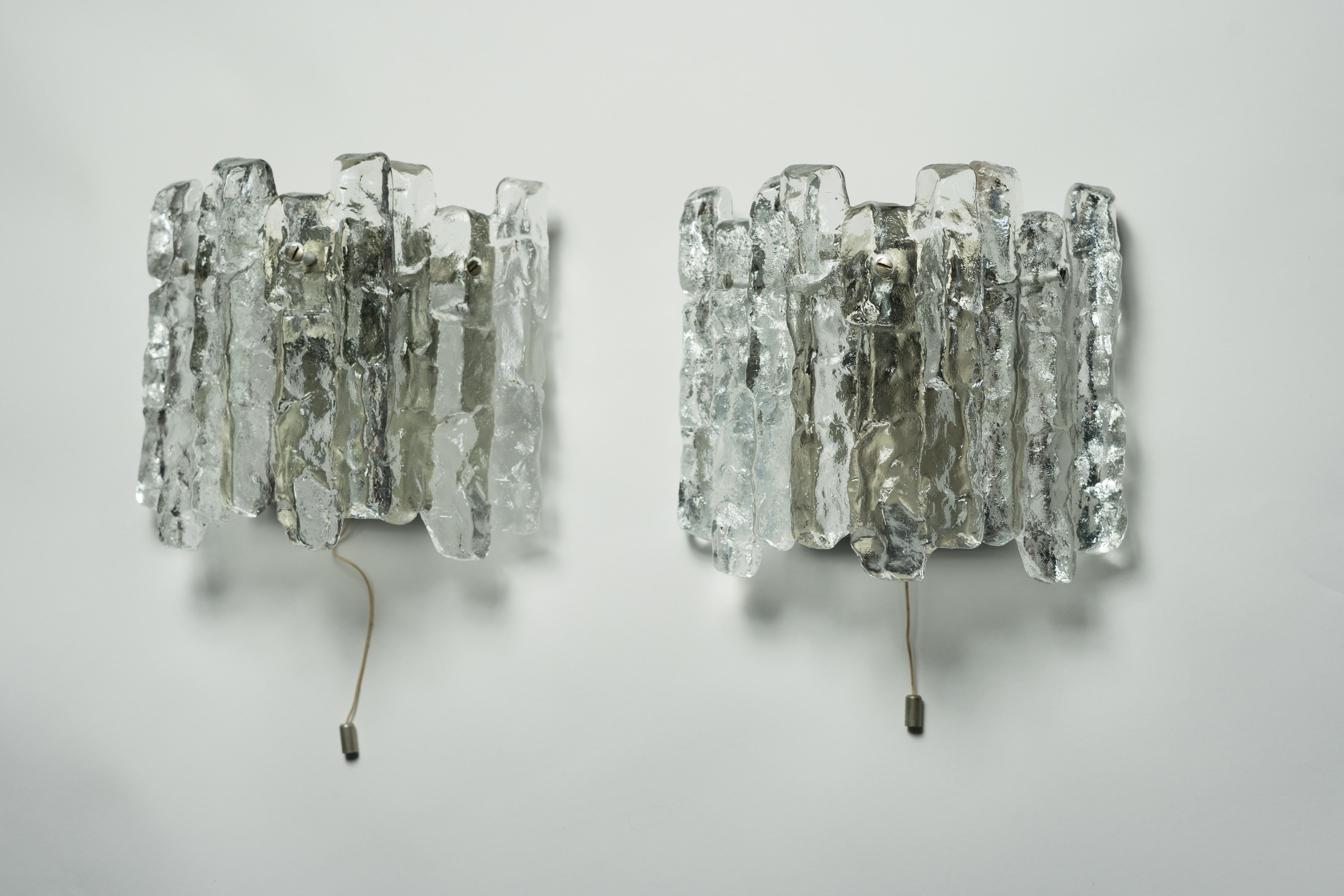 Pareja de apliques Kalmar Elementos de cristal con aspecto de hielo , Años 70, Viena, Austria Vaciado en venta