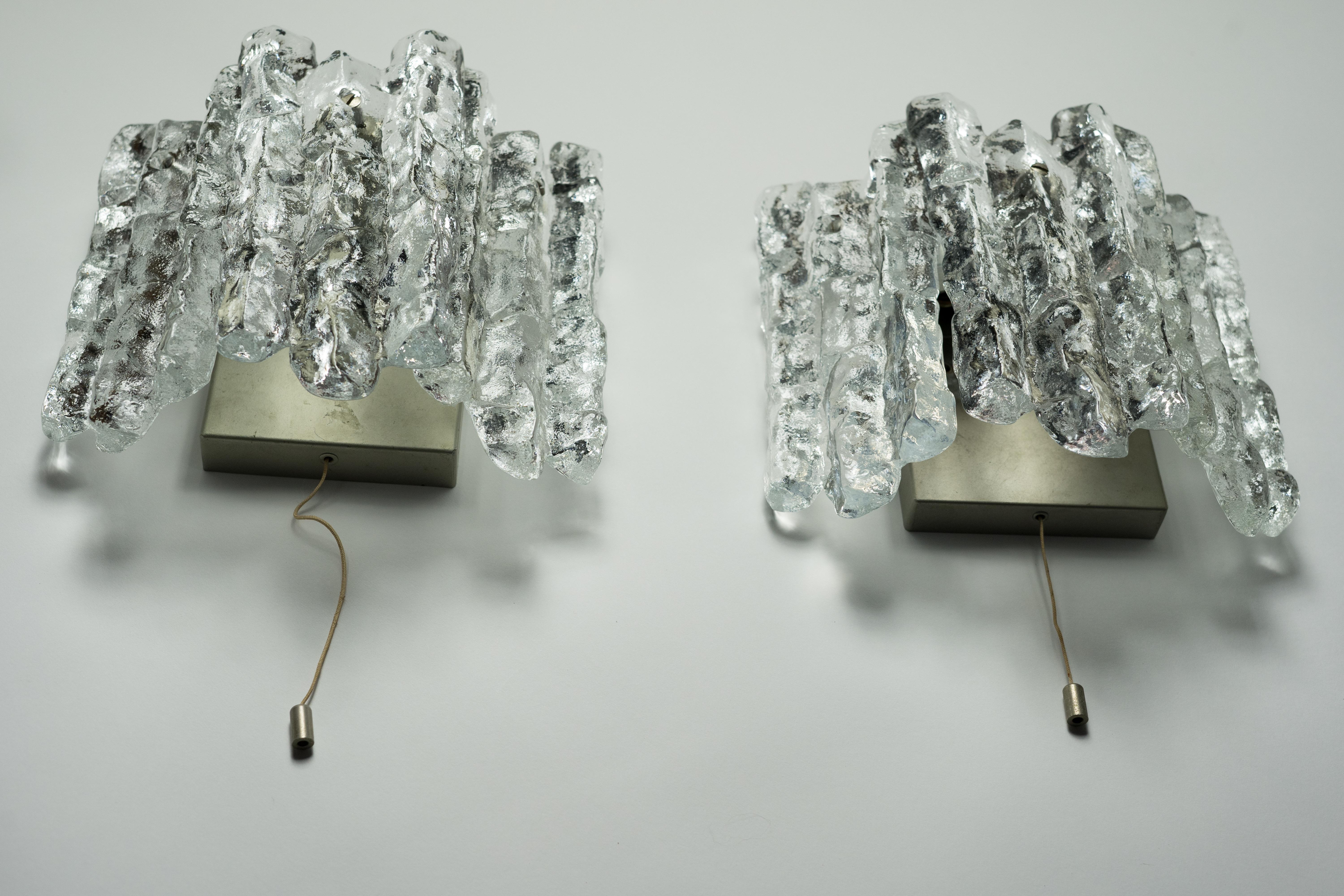 Pareja de apliques Kalmar Elementos de cristal con aspecto de hielo , Años 70, Viena, Austria en Bueno estado para la venta en Bronx, NY