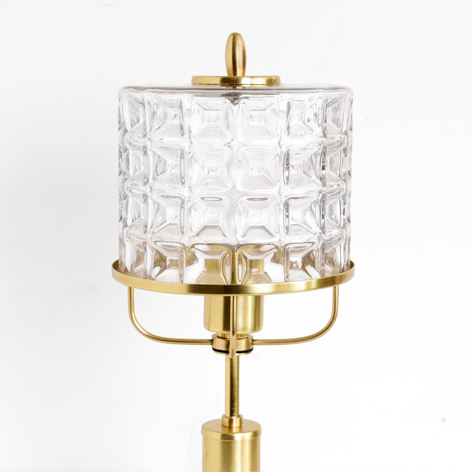 Poli Paire de lampes de table Kamenicky Senov mid-century Modern avec abat-jour en verre laiton en vente