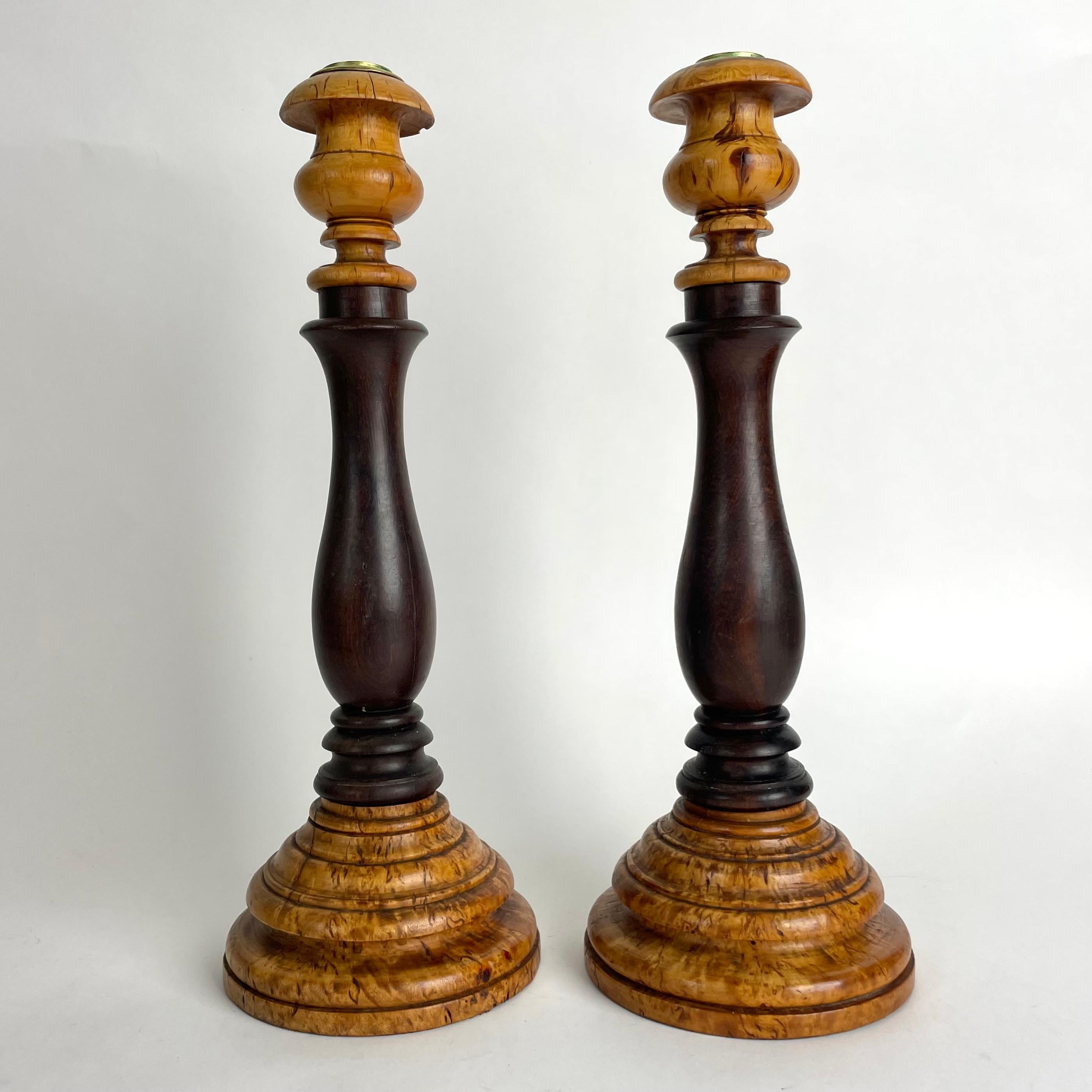 Ein Paar charmante karelische Birkenleuchter im schwedischen Karl-Johan-Stil (Schwedisches Reich) aus den 1820er-1830er Jahren. Hergestellt aus heller karelischer Birke und dunkel gebeizter Birke mit Lichtmanschetten aus Messing. Typisches
