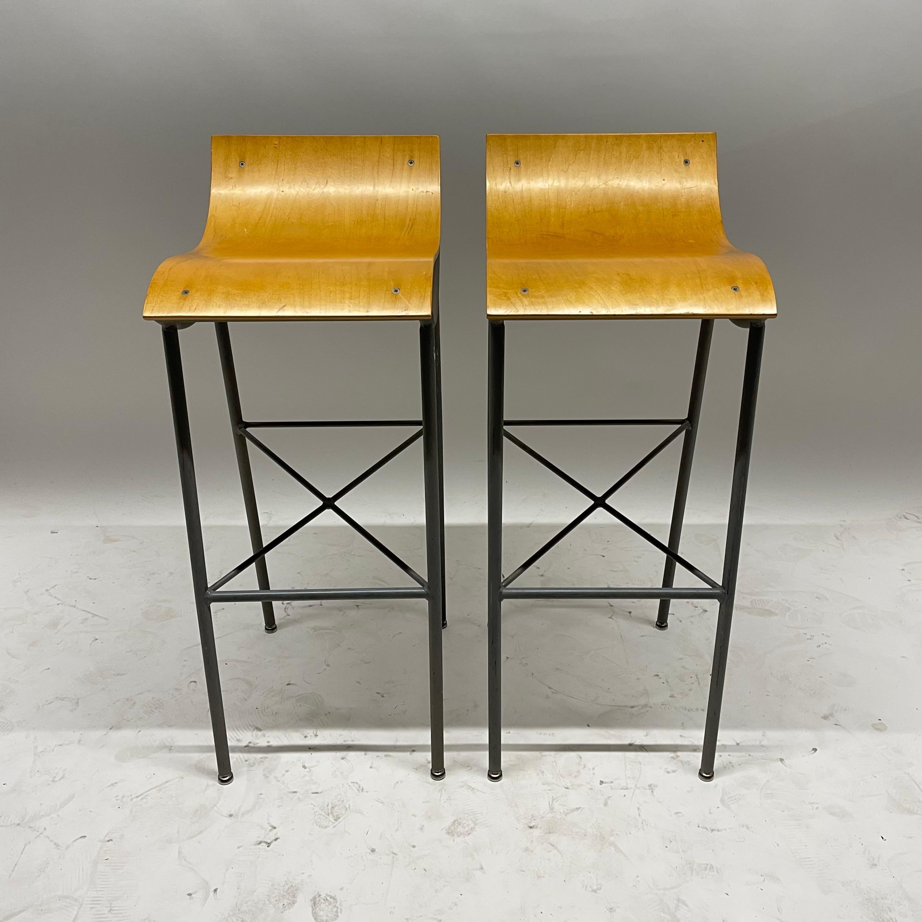 Ein Paar APR-Barhocker mit einem skulpturalen Gestell aus geschweißtem, pulverbeschichtetem Stahl und einem handgeformten Sitz aus gebogenem Sperrholz. Entworfen von Karim Rashid für Pure Design, Kanada, 2001