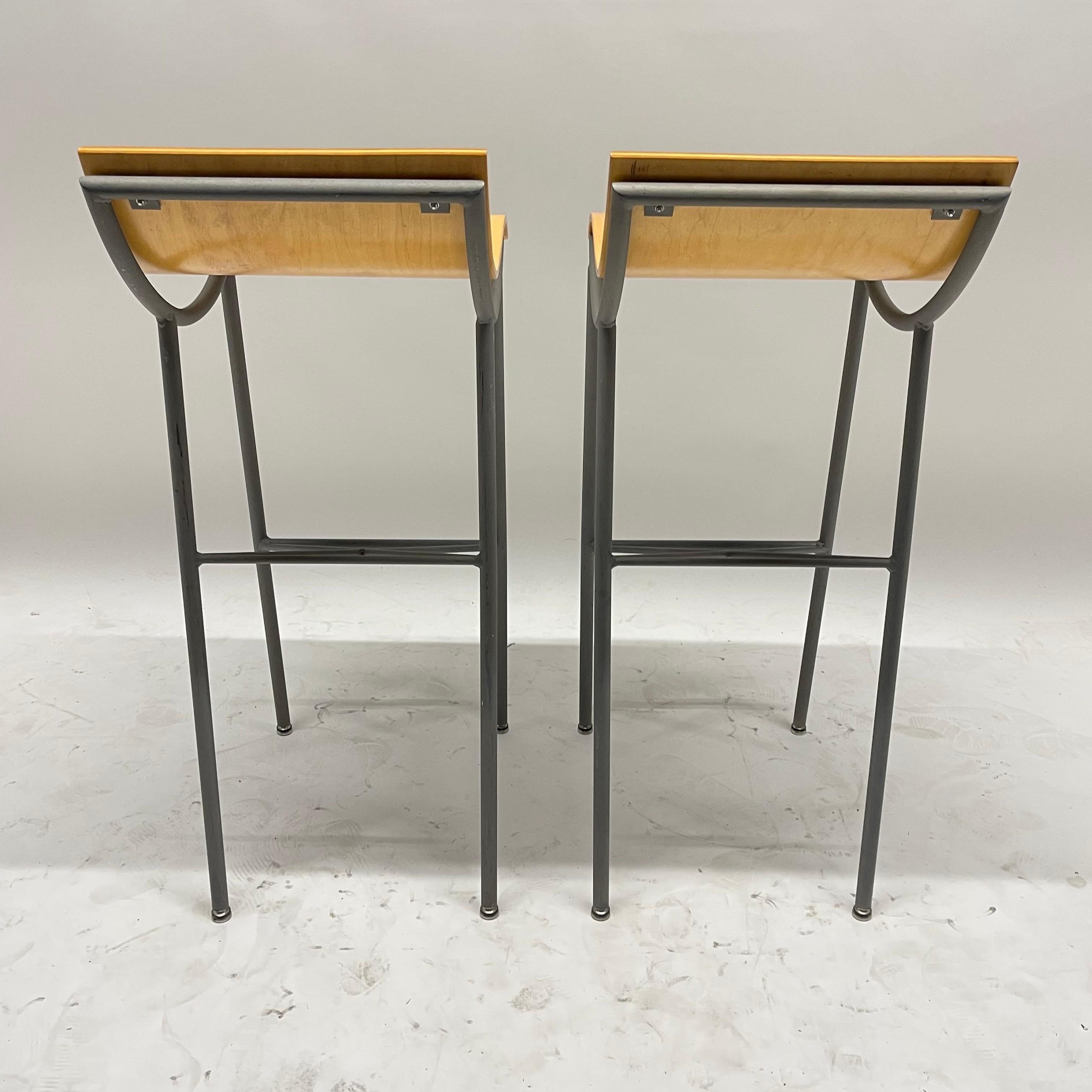 Ein Paar Karim Rashid APR-Hocker oder Barhocker für Pure Design, Kanada, 2001 (Stahl) im Angebot
