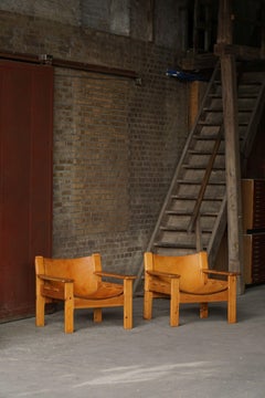 Pareja de butacas estilo Karin Mobring de pino y cuero, fabricadas en Suecia, años 70