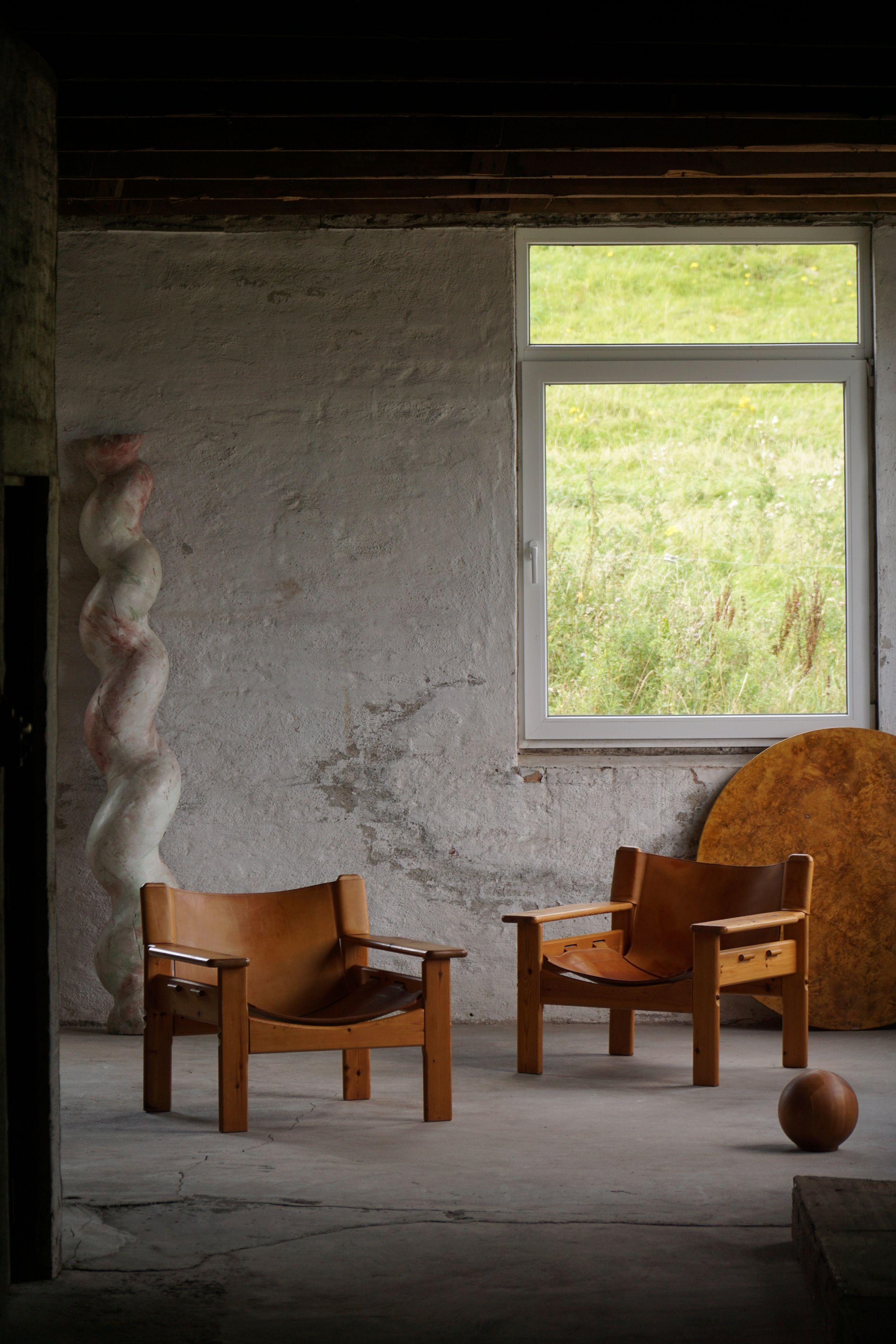 Ein Paar Karin Mobring Style Sessel aus Kiefer und Leder, Schweden, 1970er Jahre (Skandinavische Moderne) im Angebot