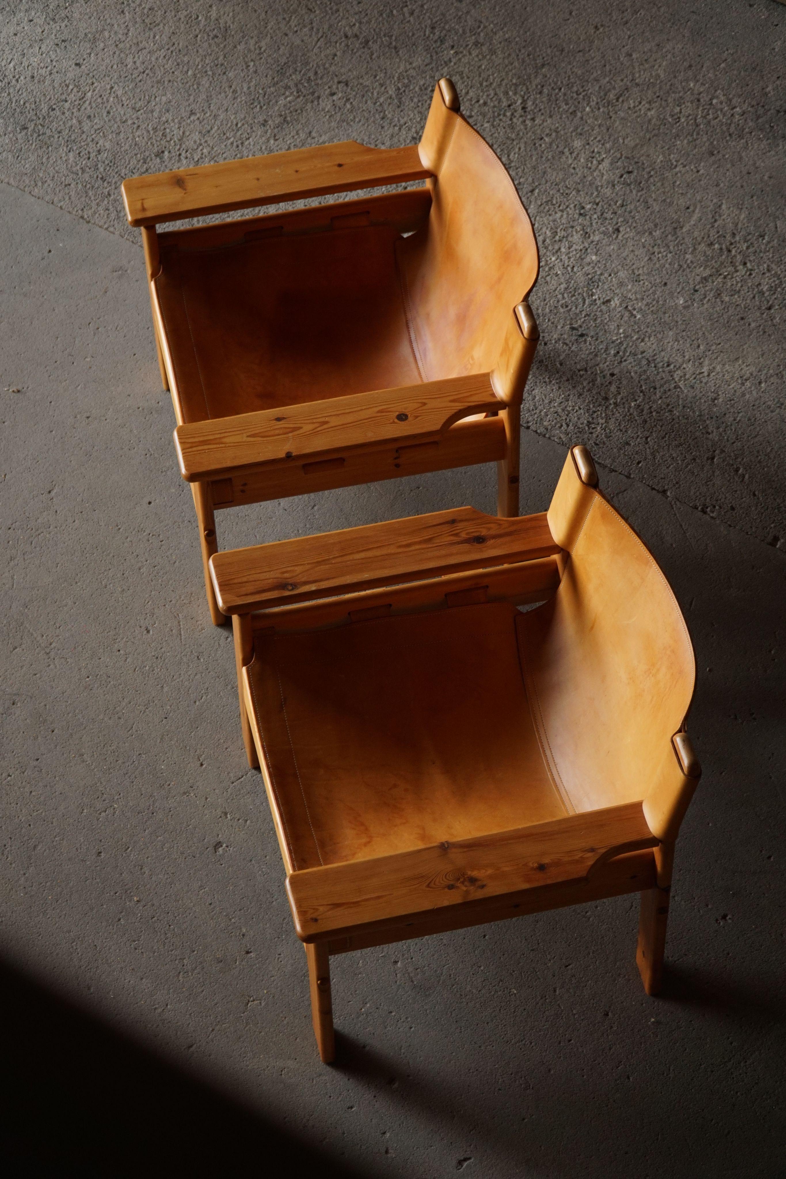 Ein Paar Karin Mobring Style Sessel aus Kiefer und Leder, Schweden, 1970er Jahre im Zustand „Gut“ im Angebot in Odense, DK