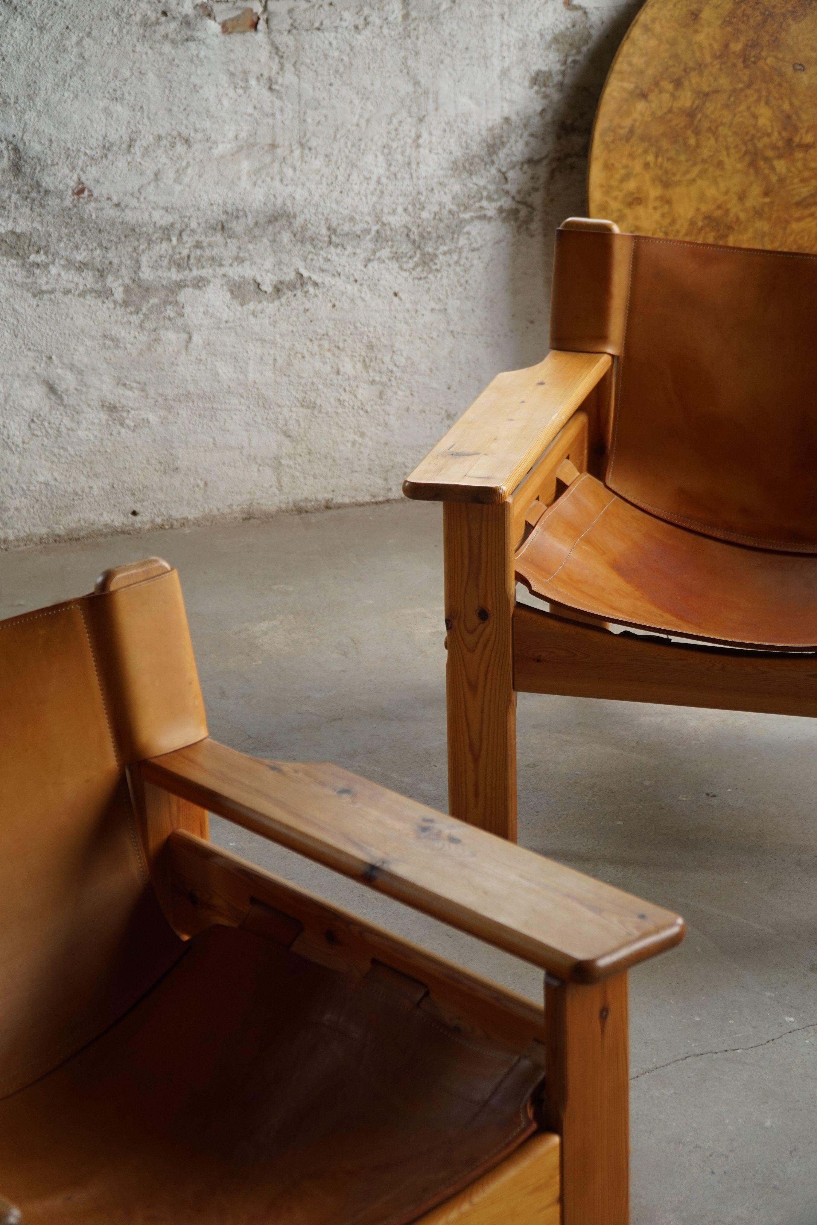 Ein Paar Karin Mobring Style Sessel aus Kiefer und Leder, Schweden, 1970er Jahre (20. Jahrhundert) im Angebot