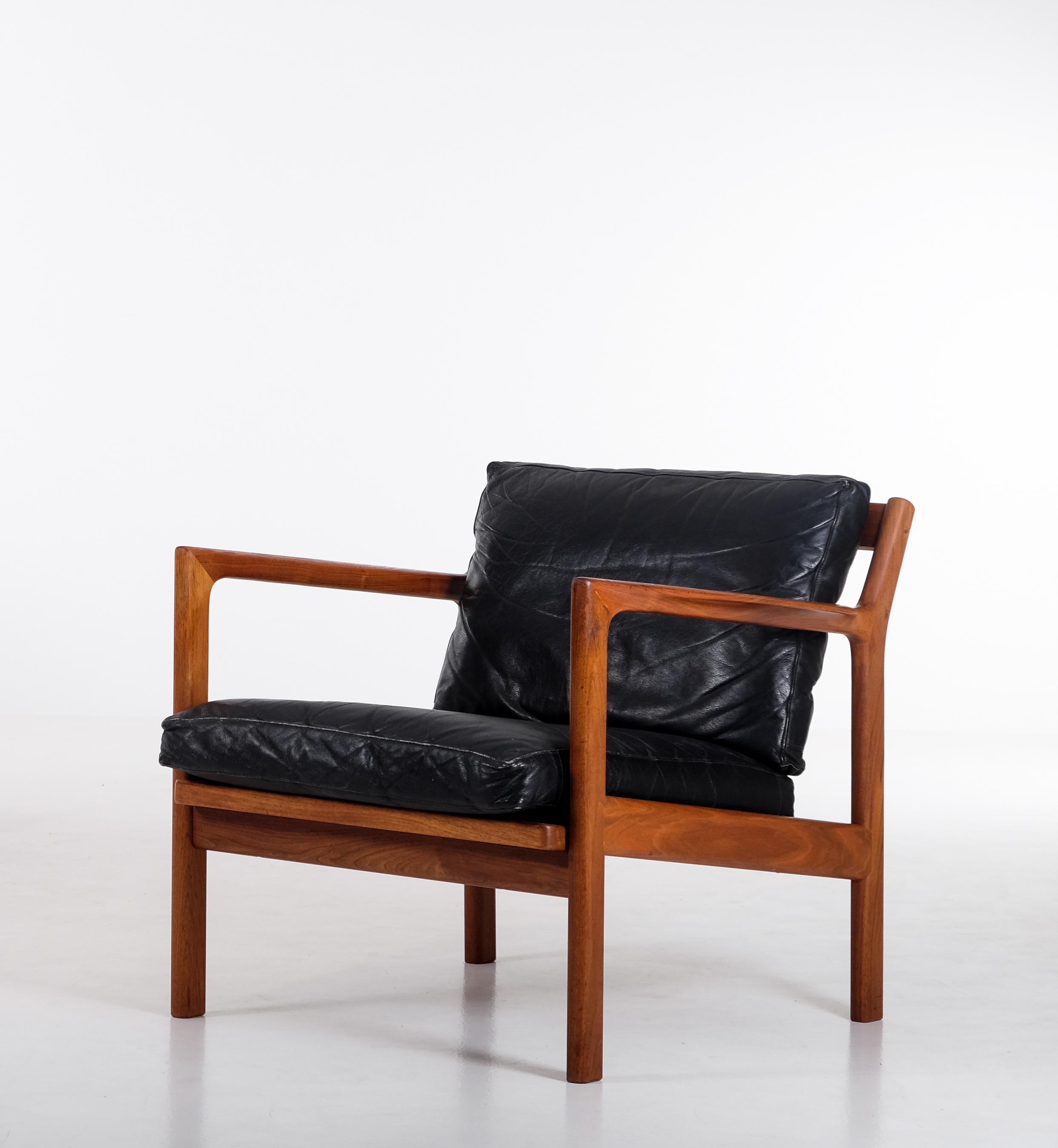 Conçu par Karl-Erik Ekselius, produit par JOC à Vetlanda, Suède, années 1960.
Structure en teck et coussins en cuir noir.
Jeu de 3 chaises disponible. Le prix indiqué est celui d'une paire.
  