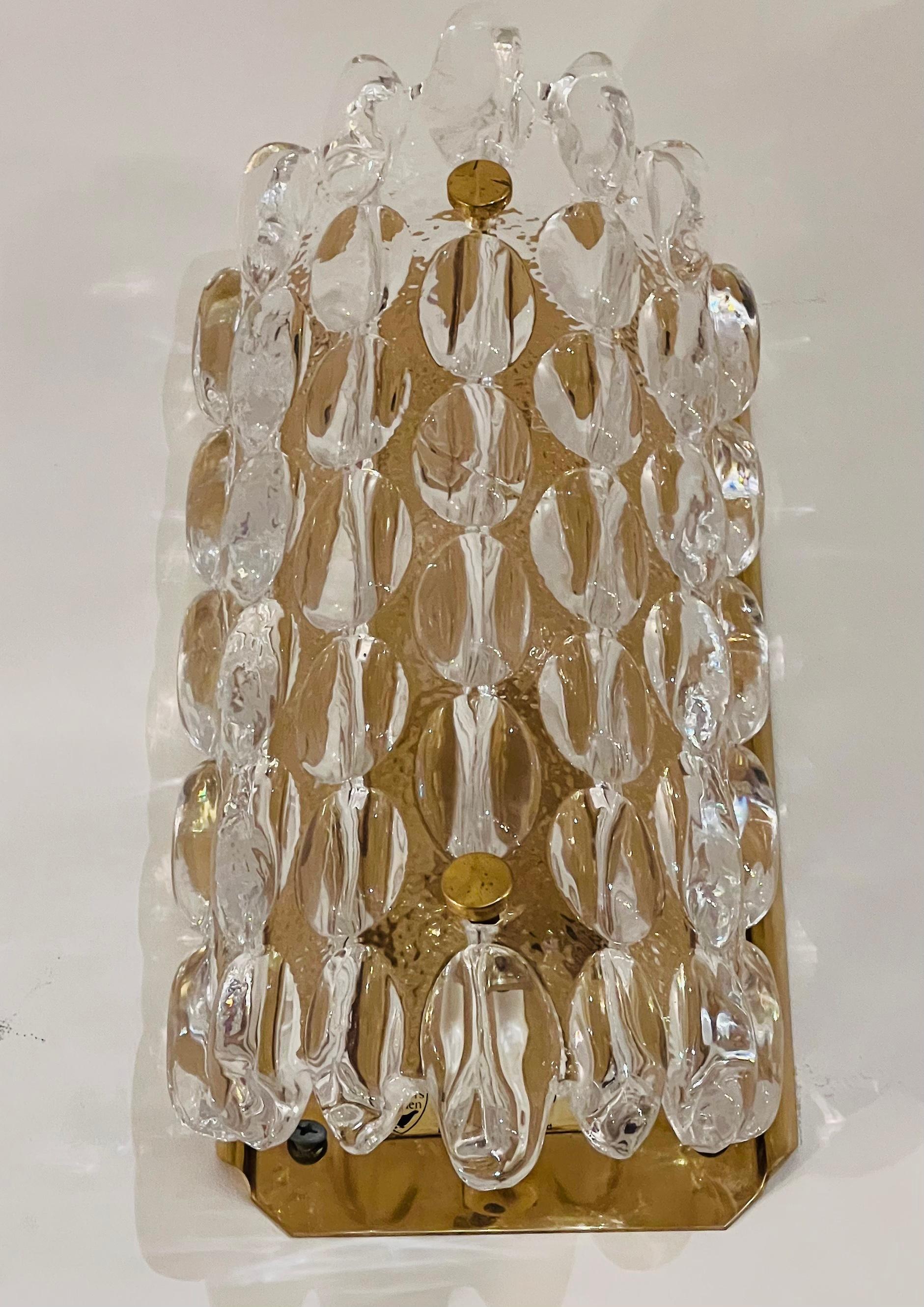 Ein Paar luxuriöser Wandleuchten aus dickem Kristall aus den 1950er Jahren, entworfen von Karl Fagerland für Orrefors. Neu verkabelt.