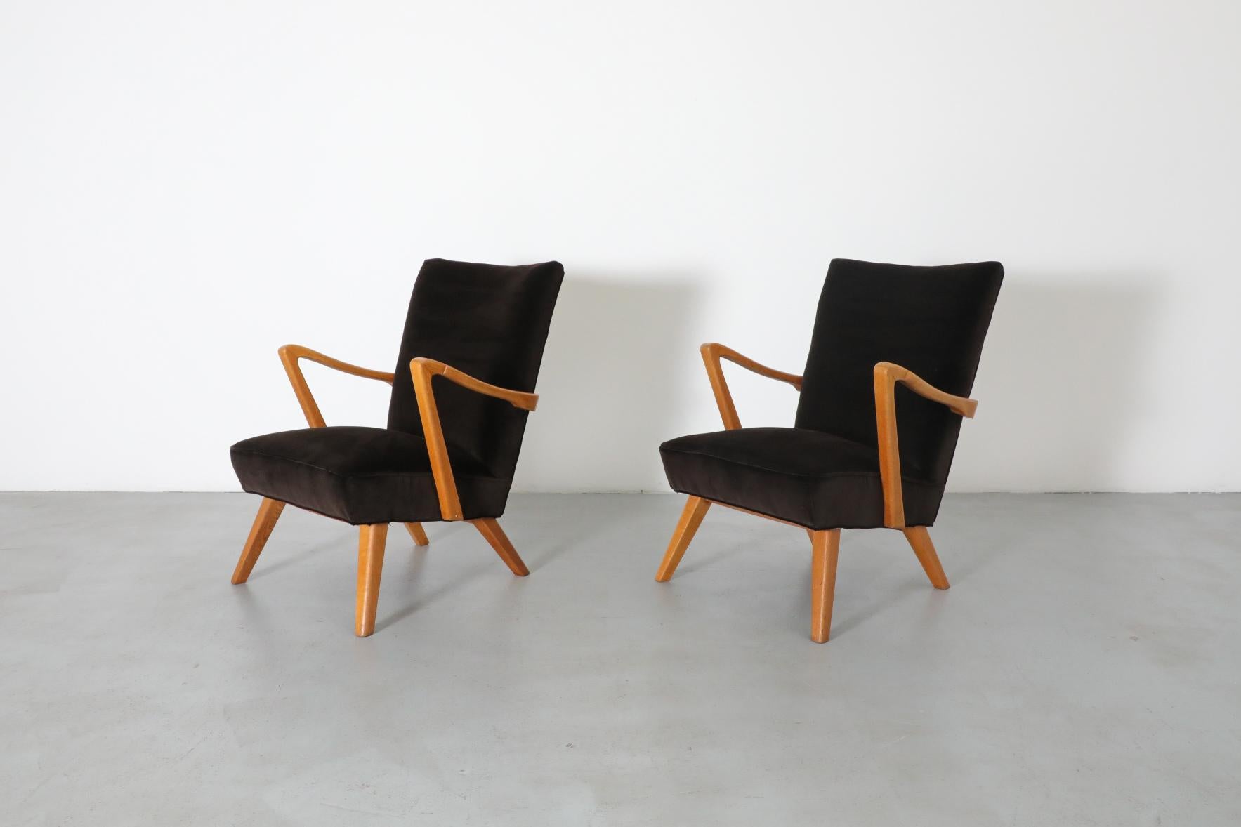 Pair of Karl Nothhelfer Style Danish Modern Easy Chairs in Cafe Velvet In Good Condition In Los Angeles, CA