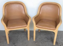Paire de fauteuils « Linea Cara » en rotin et cuir à accoudoirs fendus, signés Karl Rausch pour Baker