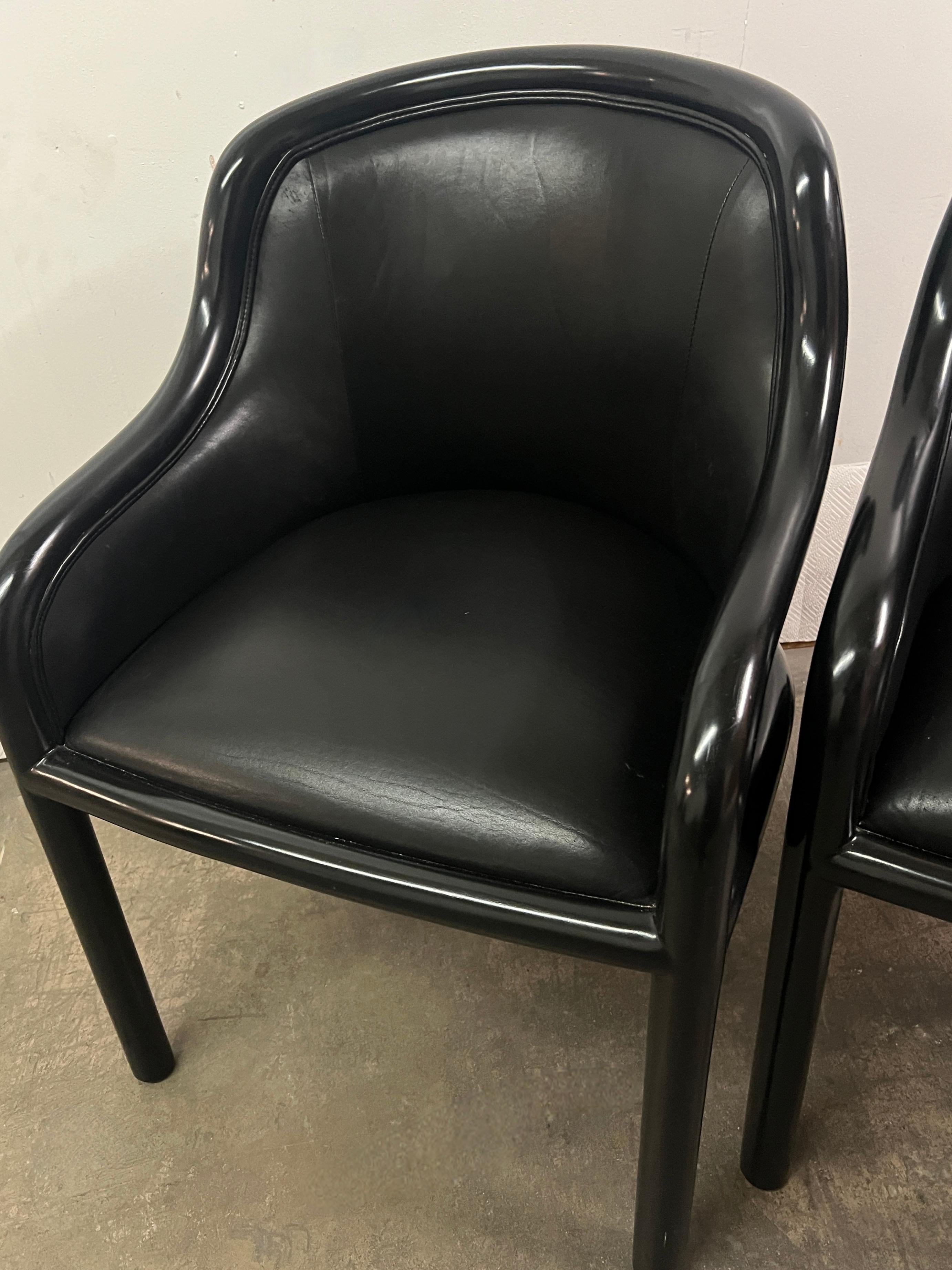 Paar schwarz lackierte Karl Springer-Stühle mit Lammfellsitzen und Lammfellsitzen im Angebot 3