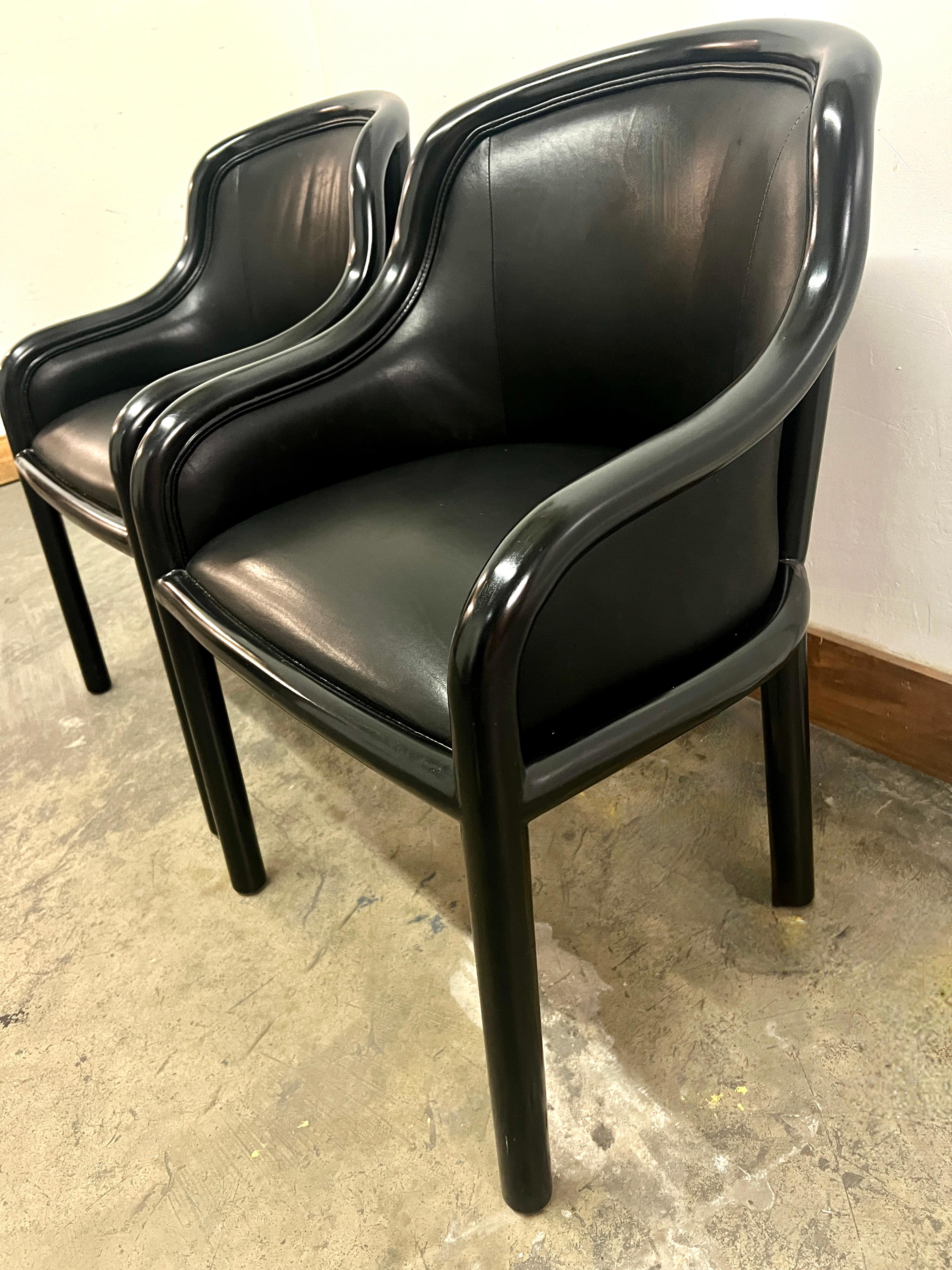 Ein atemberaubendes und seltenes Paar Karl Springer Beistell- oder Esszimmerstühle.  Das Paar ist aus schwarz lackiertem Rohrholz gefertigt und mit Lammfell gepolstert.

Ein Kompliment an das DEN, Frühstücksraum, Büro oder Gästezimmer.

In sehr